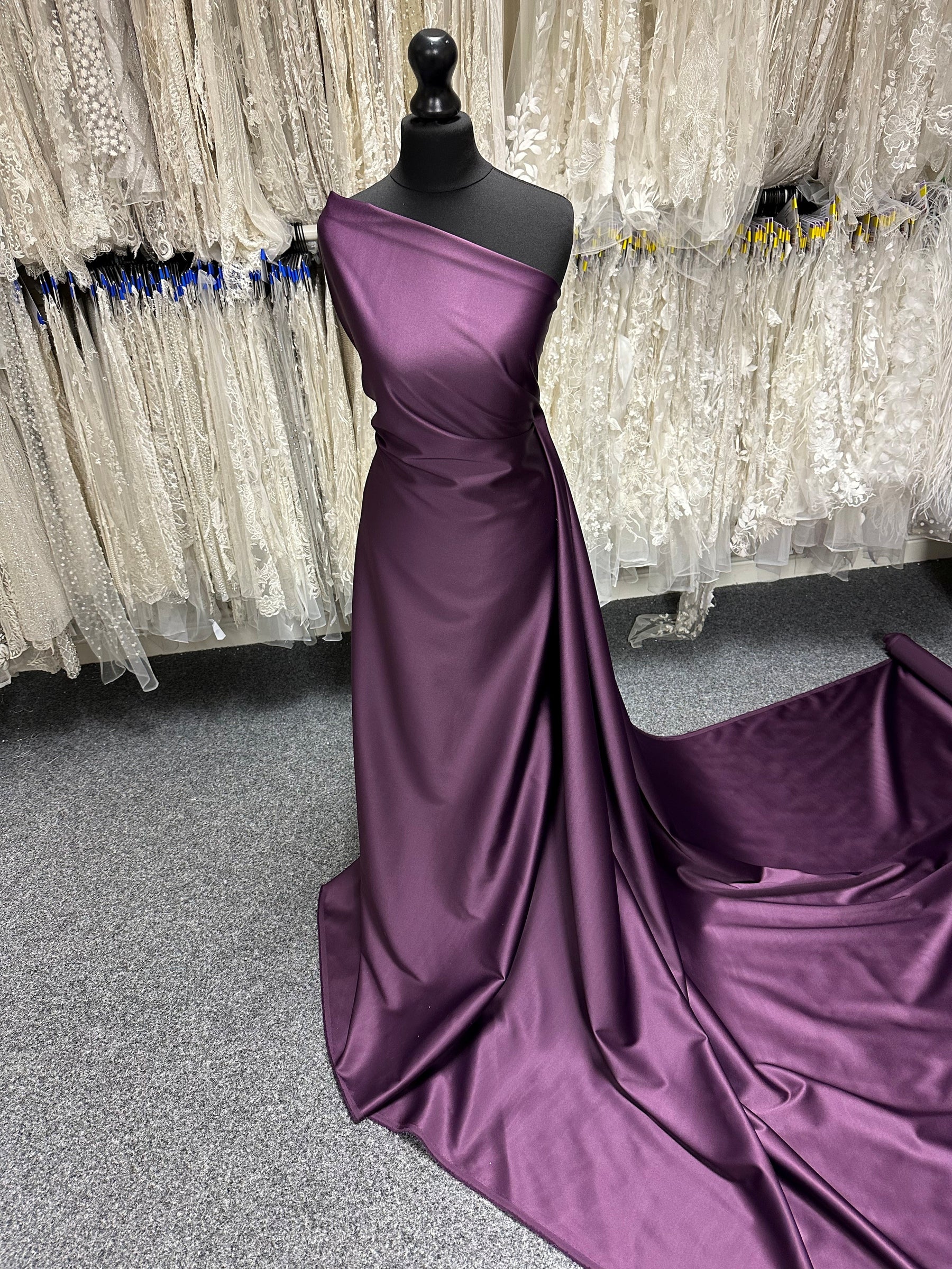 Satin duchesse en polyester lycra prune - P83
