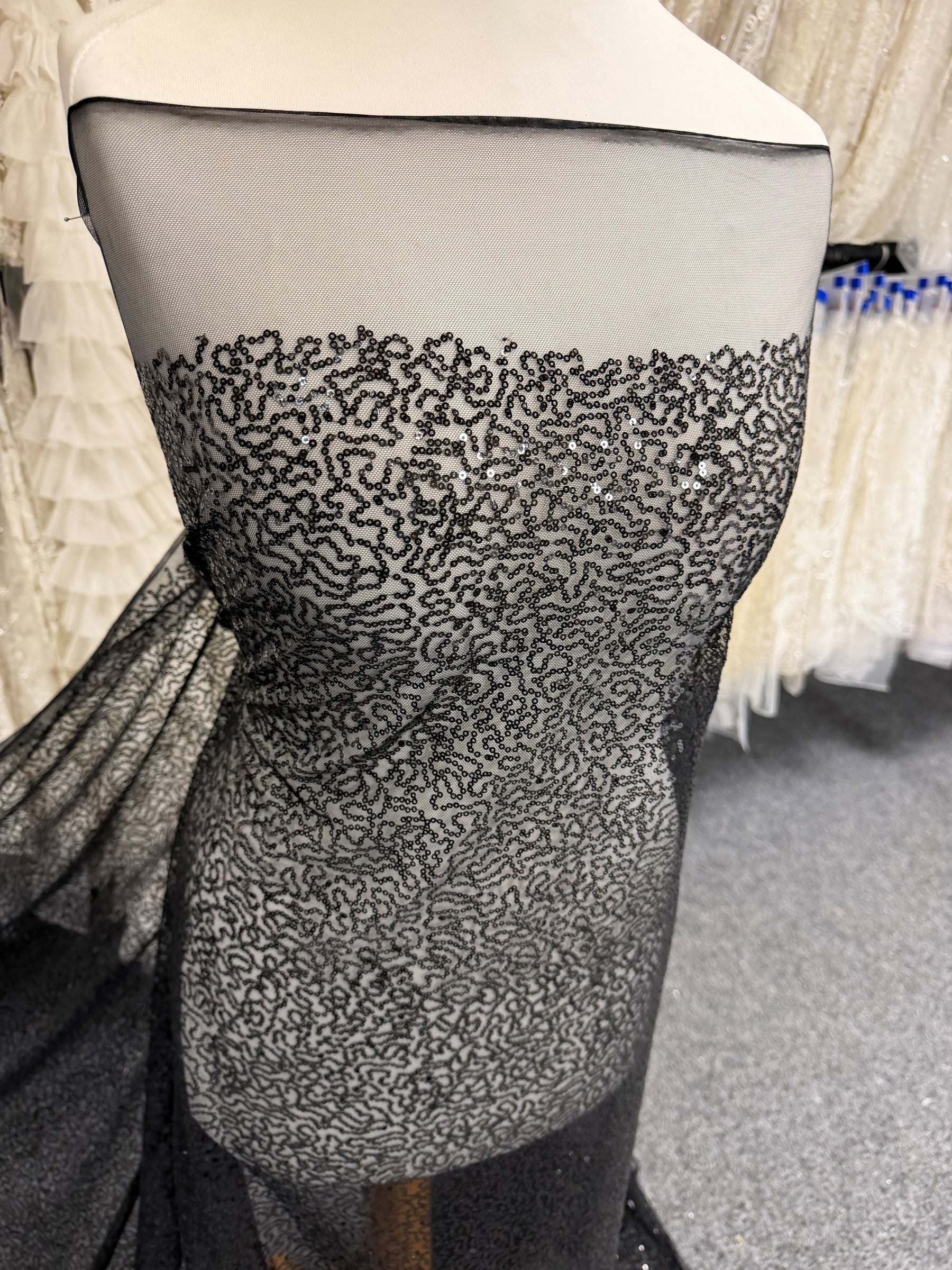 Dentelle noire à sequins - P913