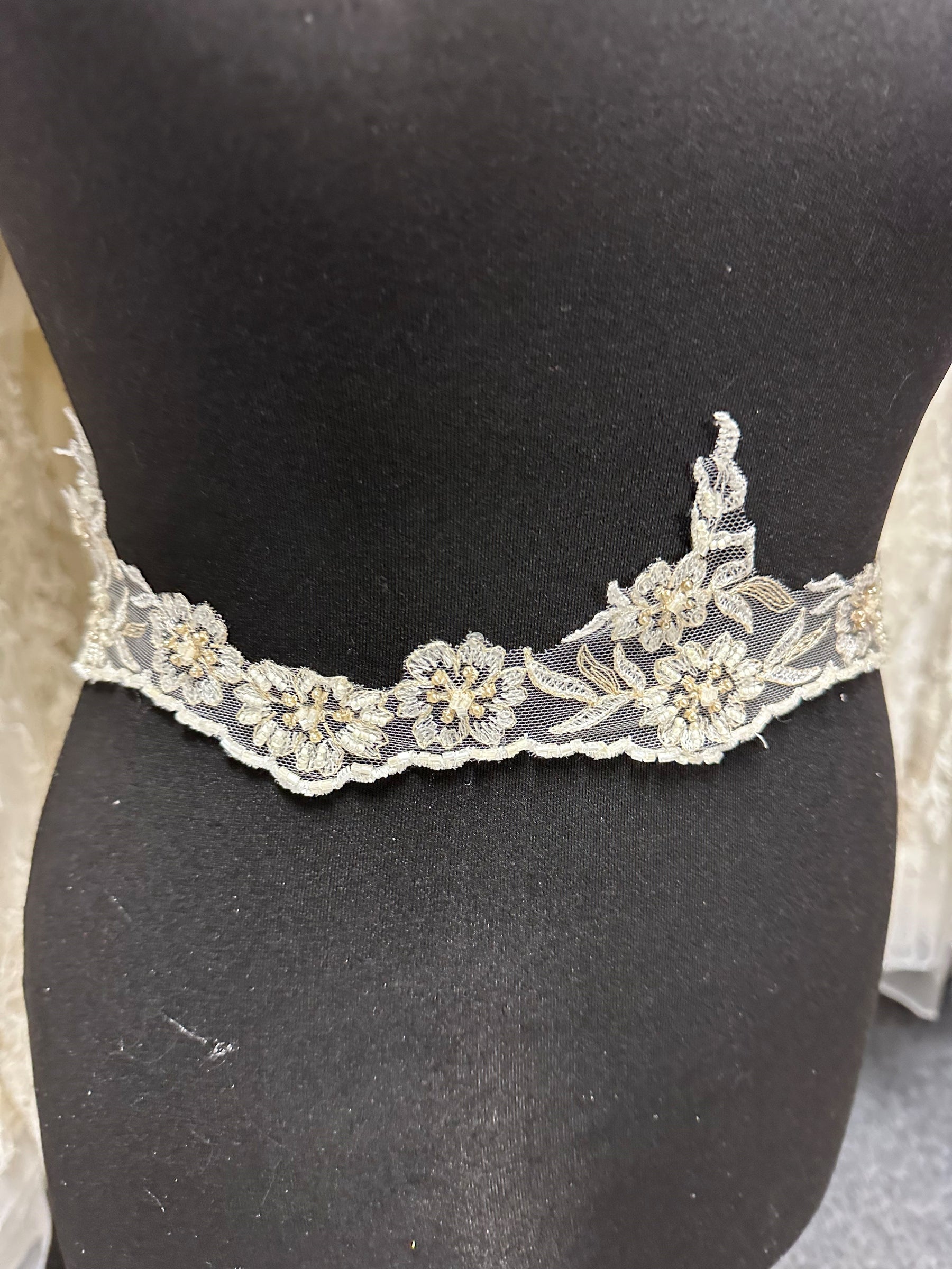 Bordure en dentelle perlée ivoire - Rame