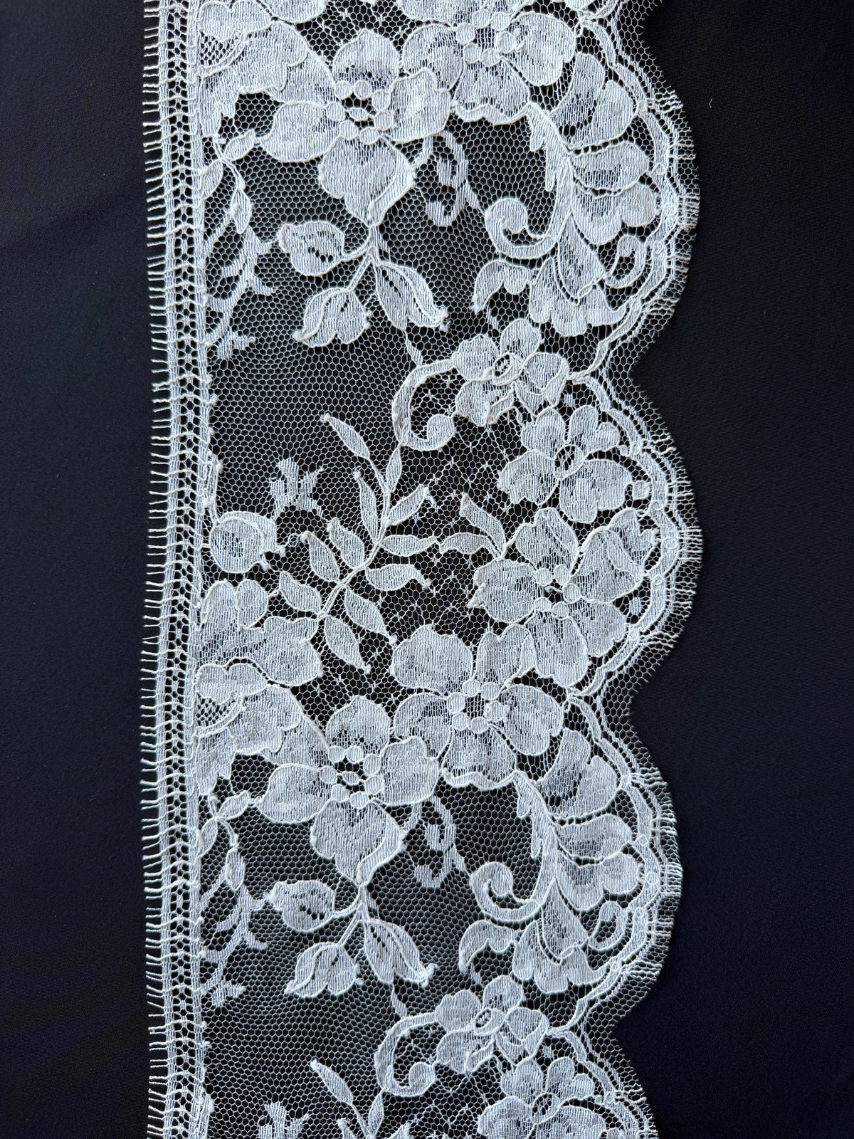 Galon de dentelle de Chantilly ivoire pâle - Rizawana