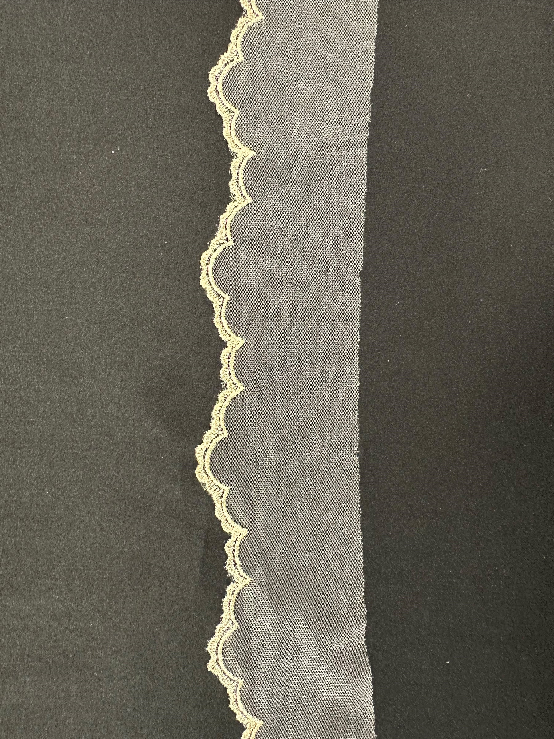 Ivoire avec bordure en dentelle brodée champagne foncé - T202