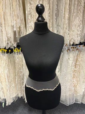 Ivoire avec bordure en dentelle brodée champagne clair - T202