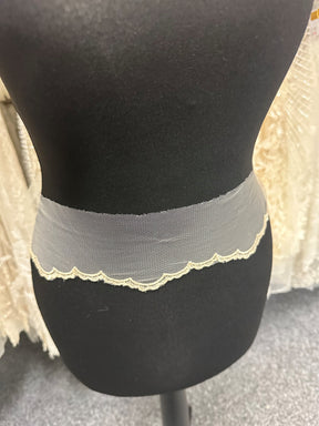 Ivoire avec bordure en dentelle brodée champagne clair - T202