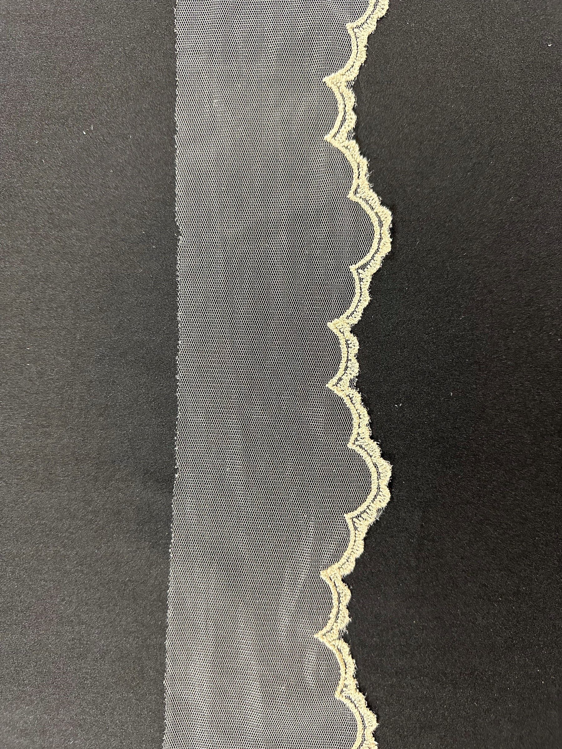 Ivoire avec bordure en dentelle brodée champagne clair - T202