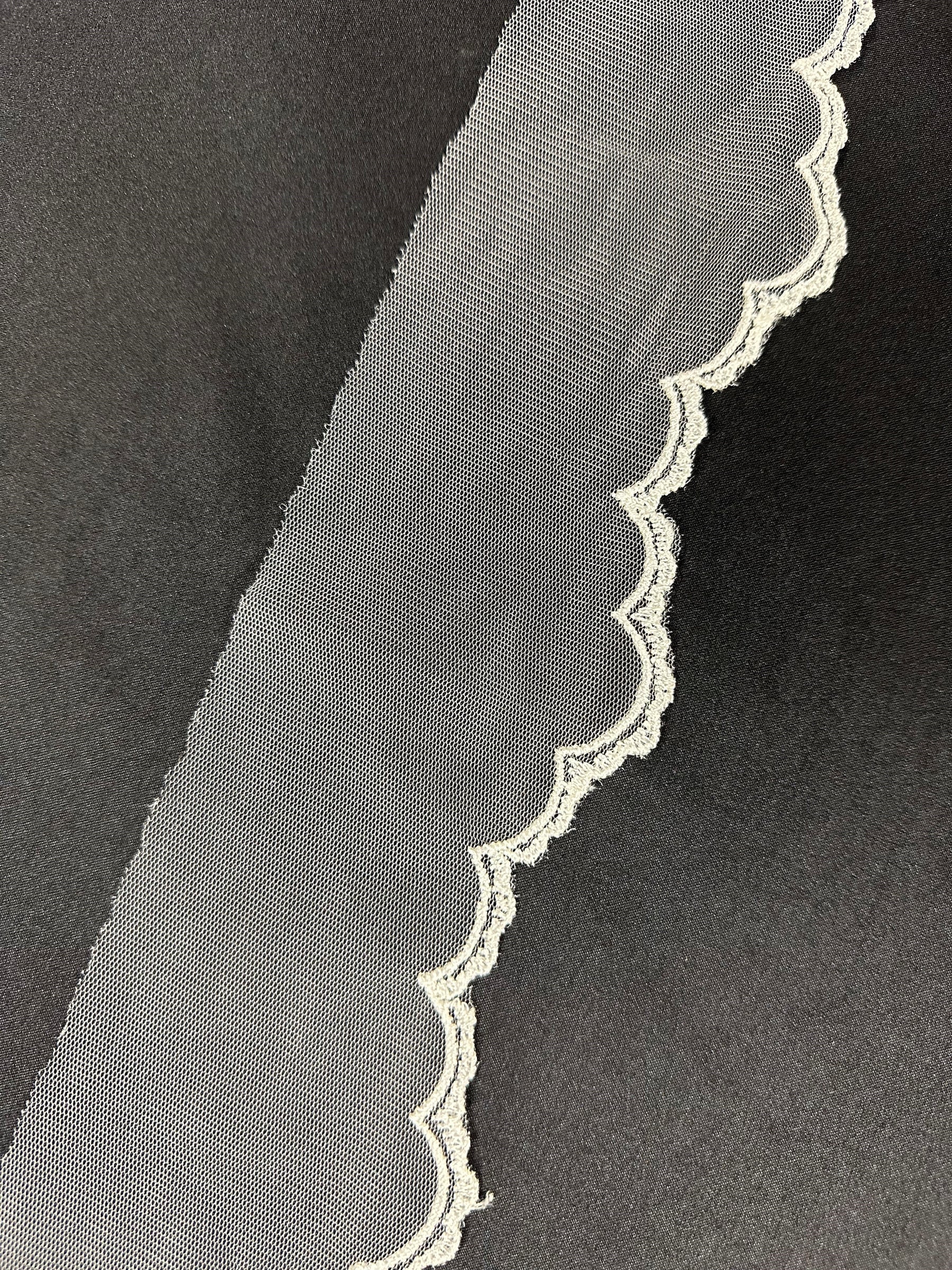 Bordure en dentelle brodée ivoire - T202