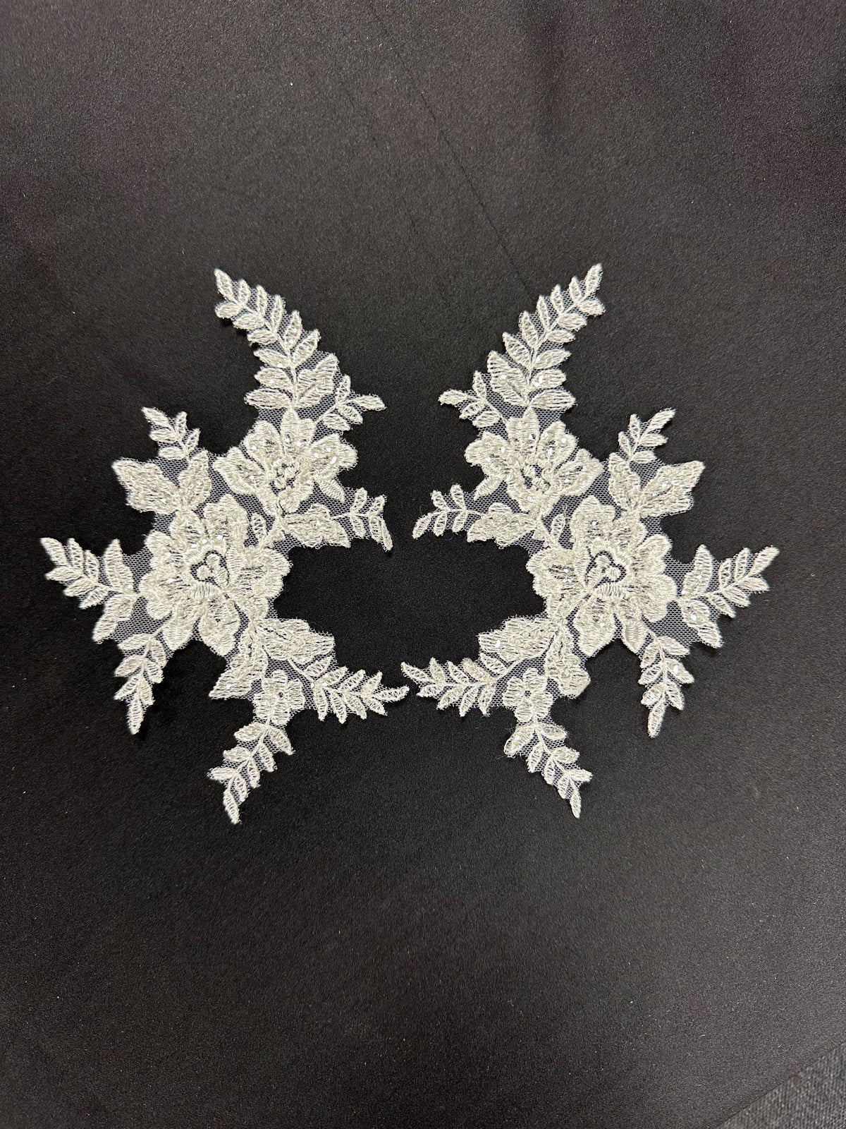 Appliques en dentelle à paillettes ivoire - T650