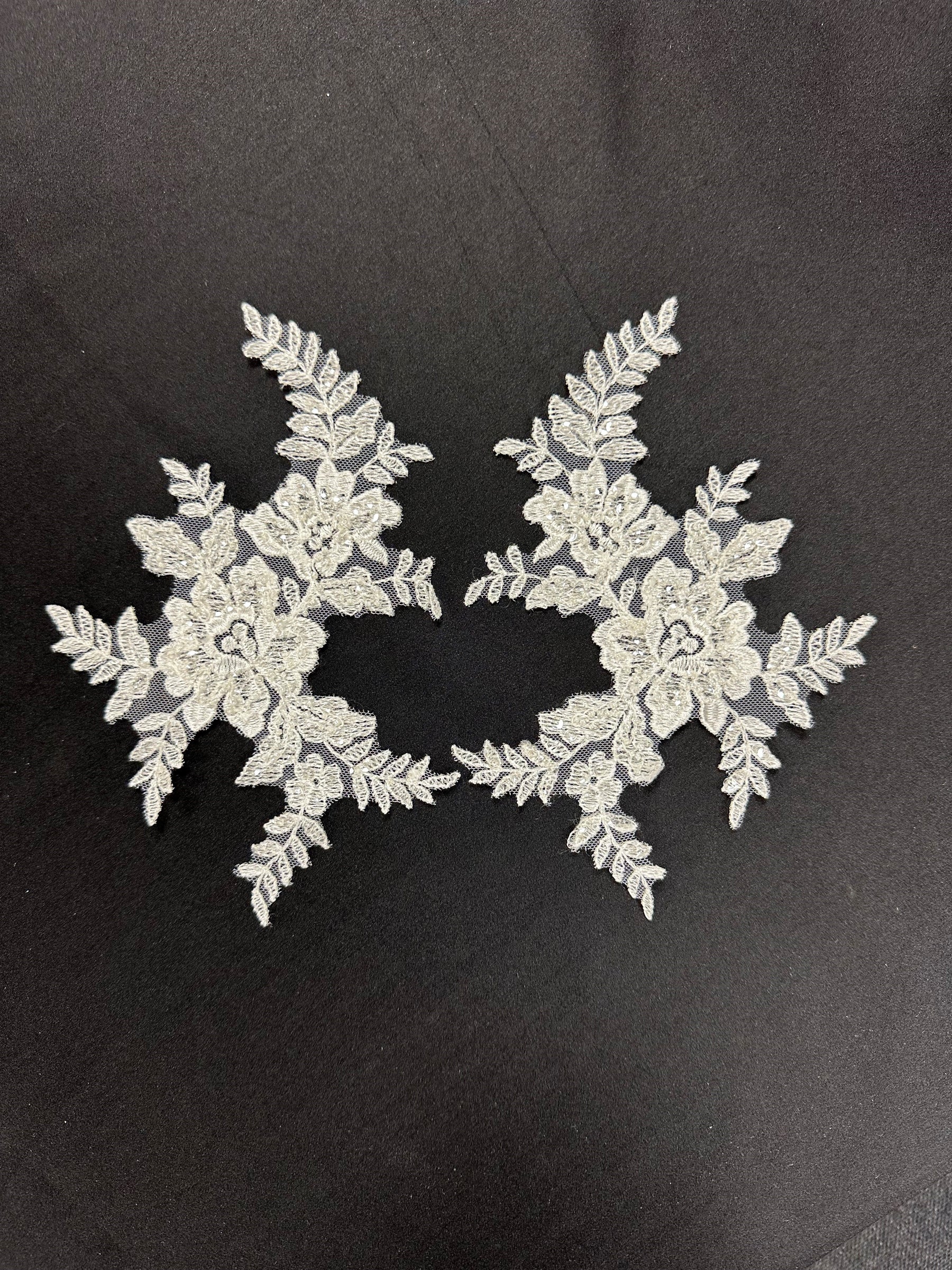 Appliques en dentelle à paillettes ivoire - T650