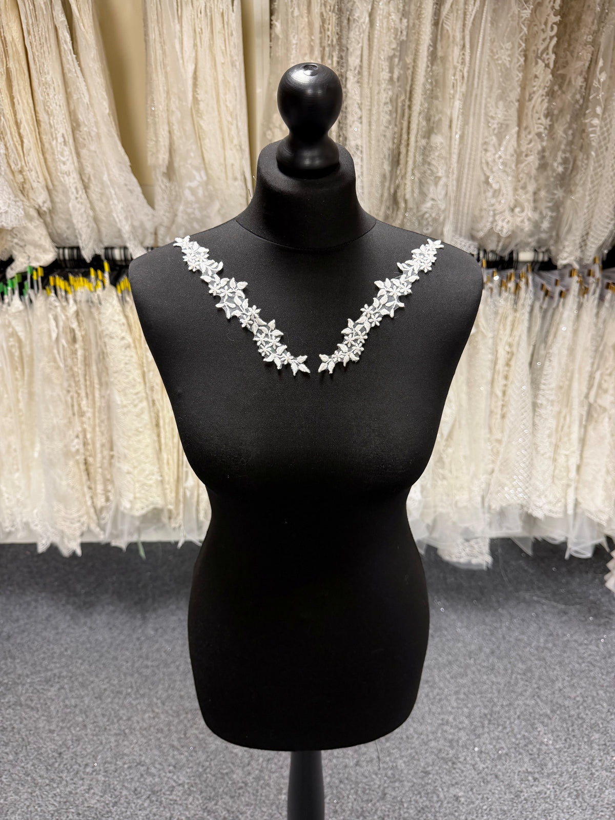 Appliques en dentelle perlée ivoire - T28