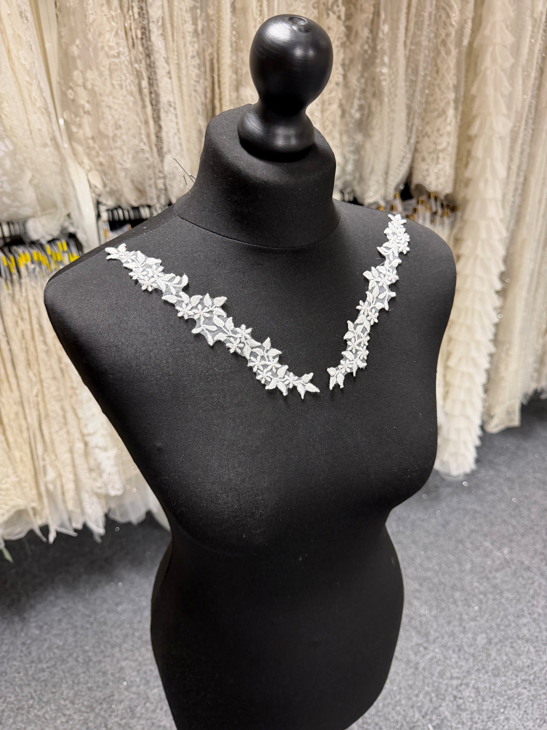 Appliques en dentelle perlée ivoire - T28