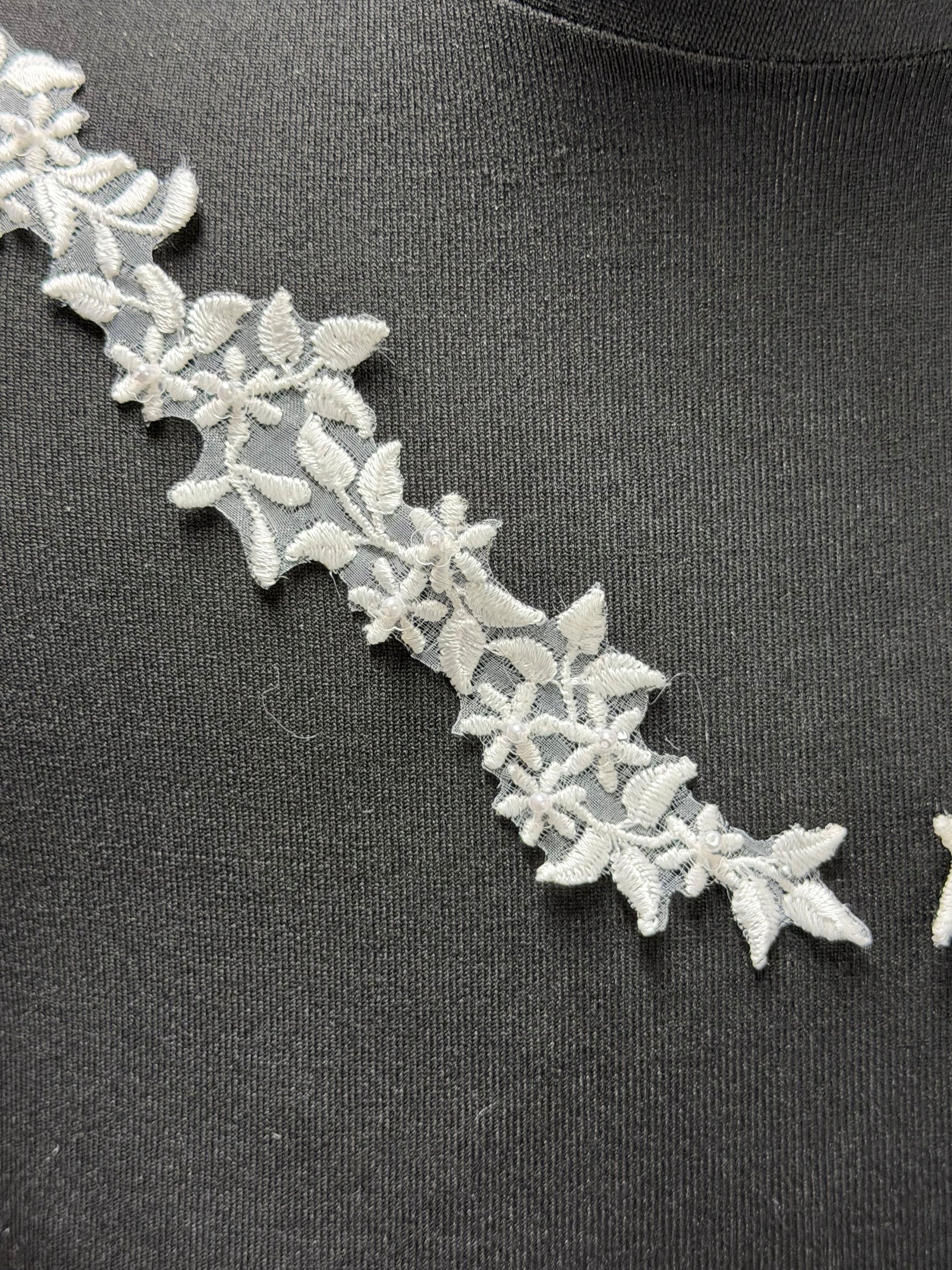 Appliques en dentelle perlée ivoire - T28