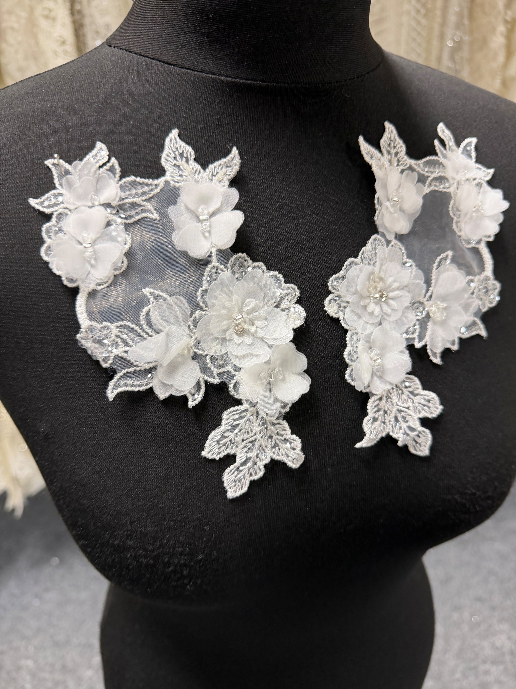 Appliques en dentelle 3D perlées ivoire - T443