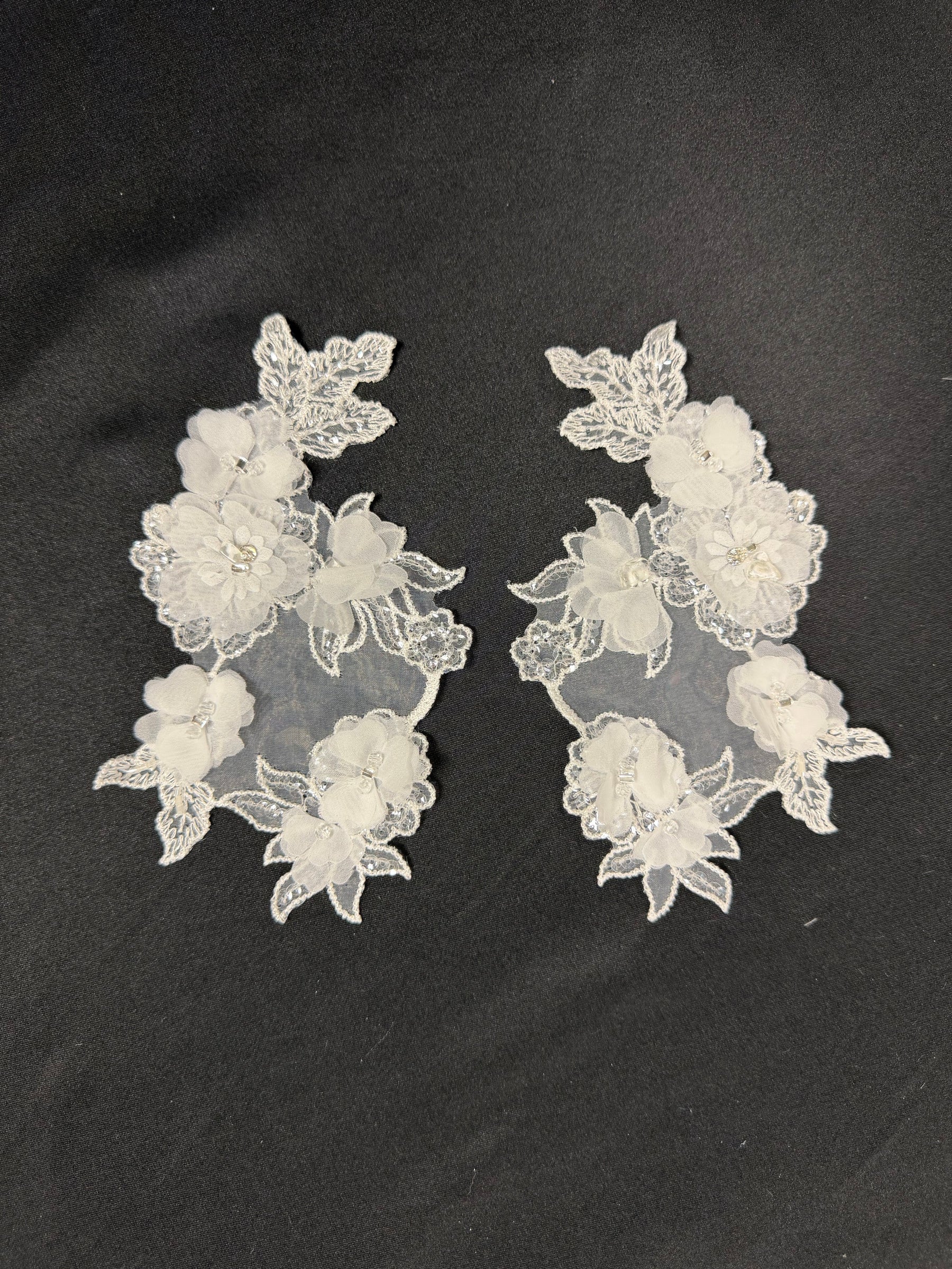 Appliques en dentelle 3D perlées ivoire - T443
