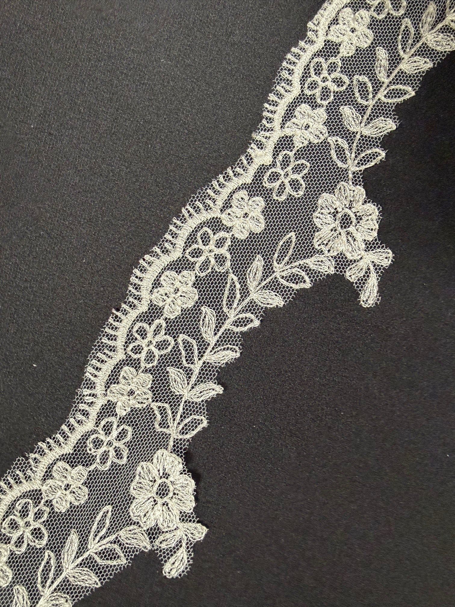 Bordure en dentelle brodée ivoire - T53
