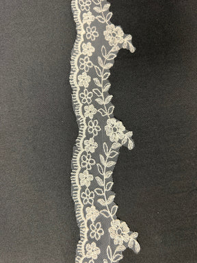 Bordure en dentelle brodée ivoire - T53