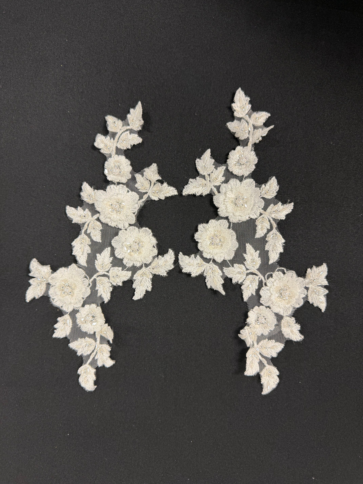 Appliques en dentelle perlée 3D Ivoire - T656