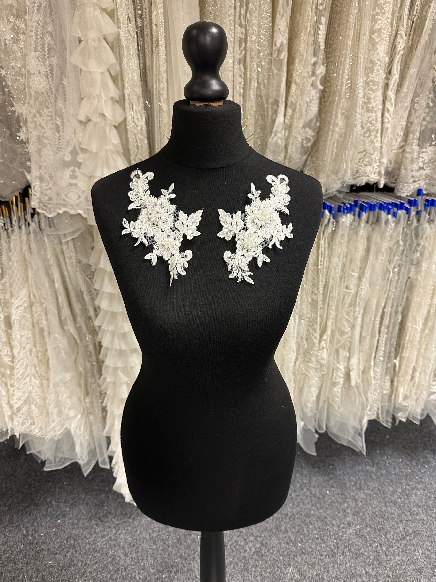 Appliques en dentelle perlée ivoire - T693