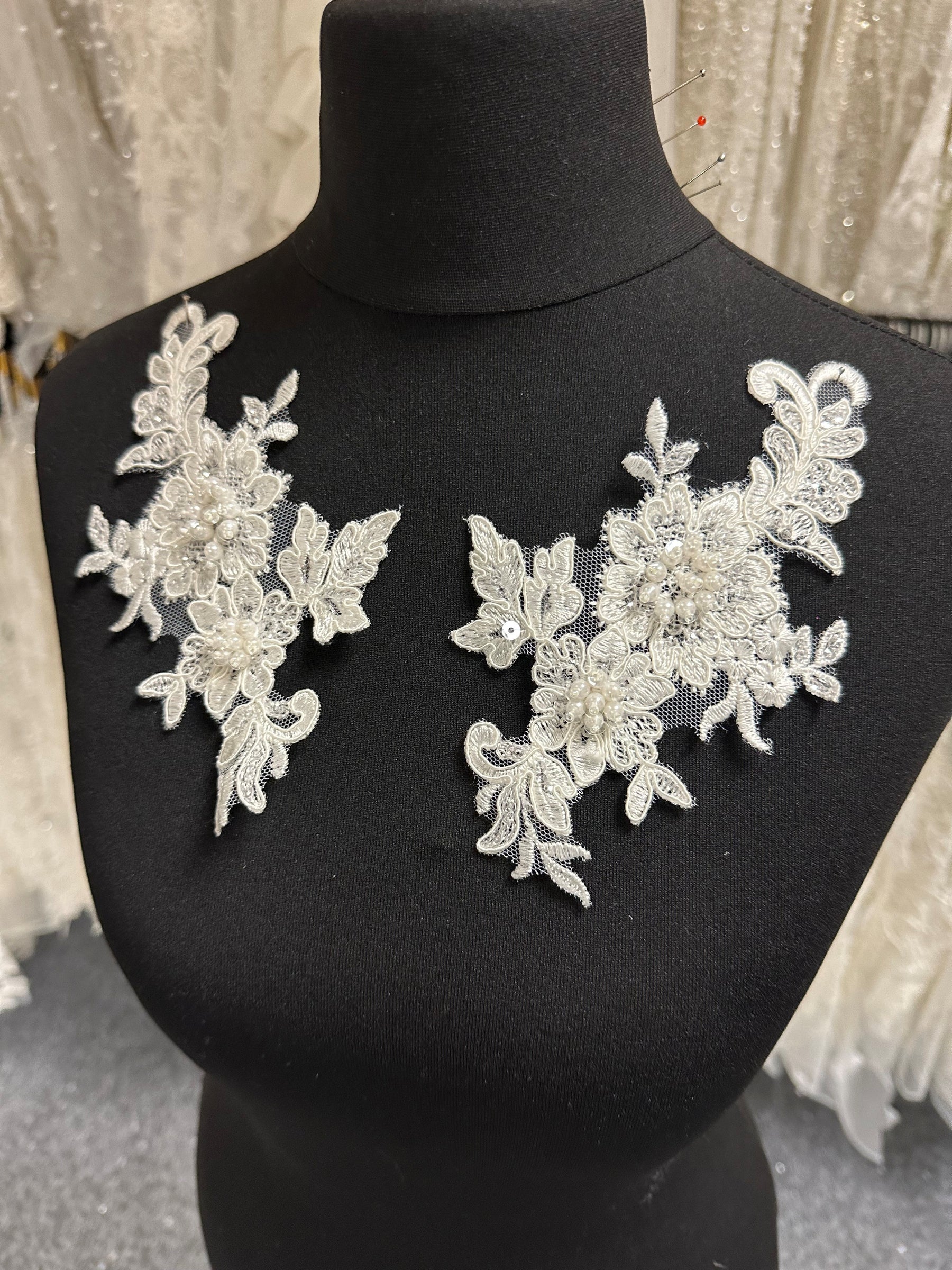 Appliques en dentelle perlée ivoire - T693