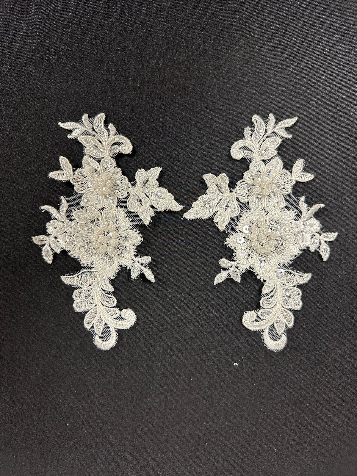 Appliques en dentelle perlée ivoire - T693