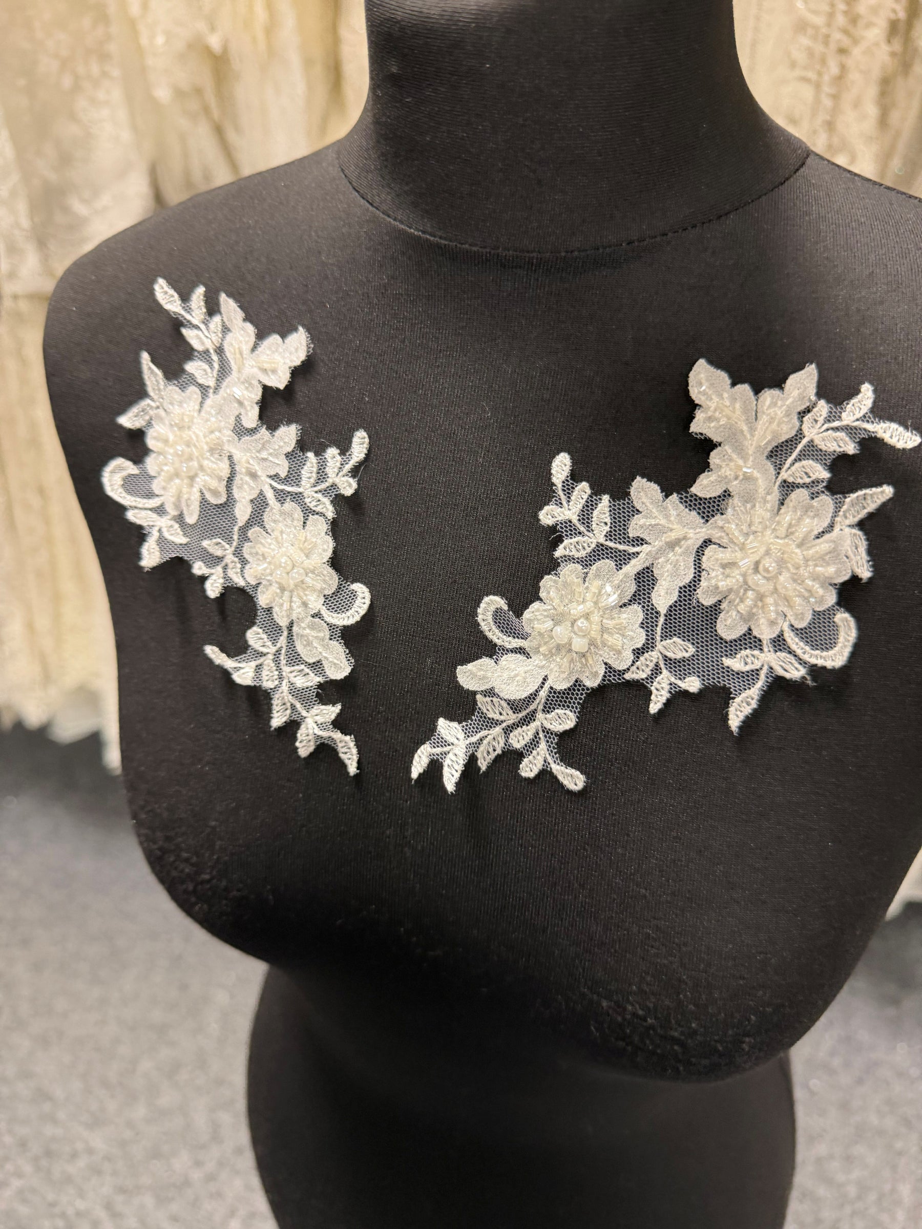 Appliques en dentelle perlée ivoire - T942