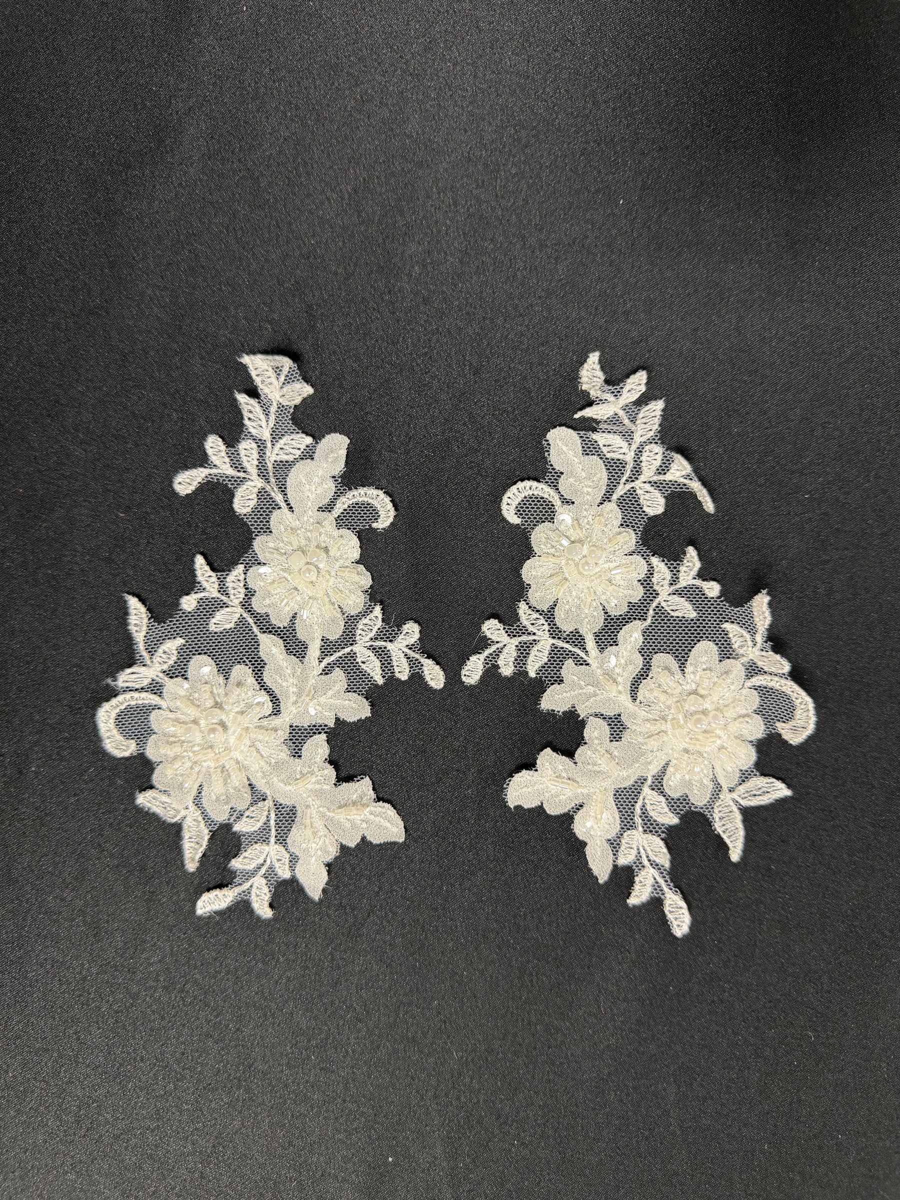 Appliques en dentelle perlée ivoire - T942