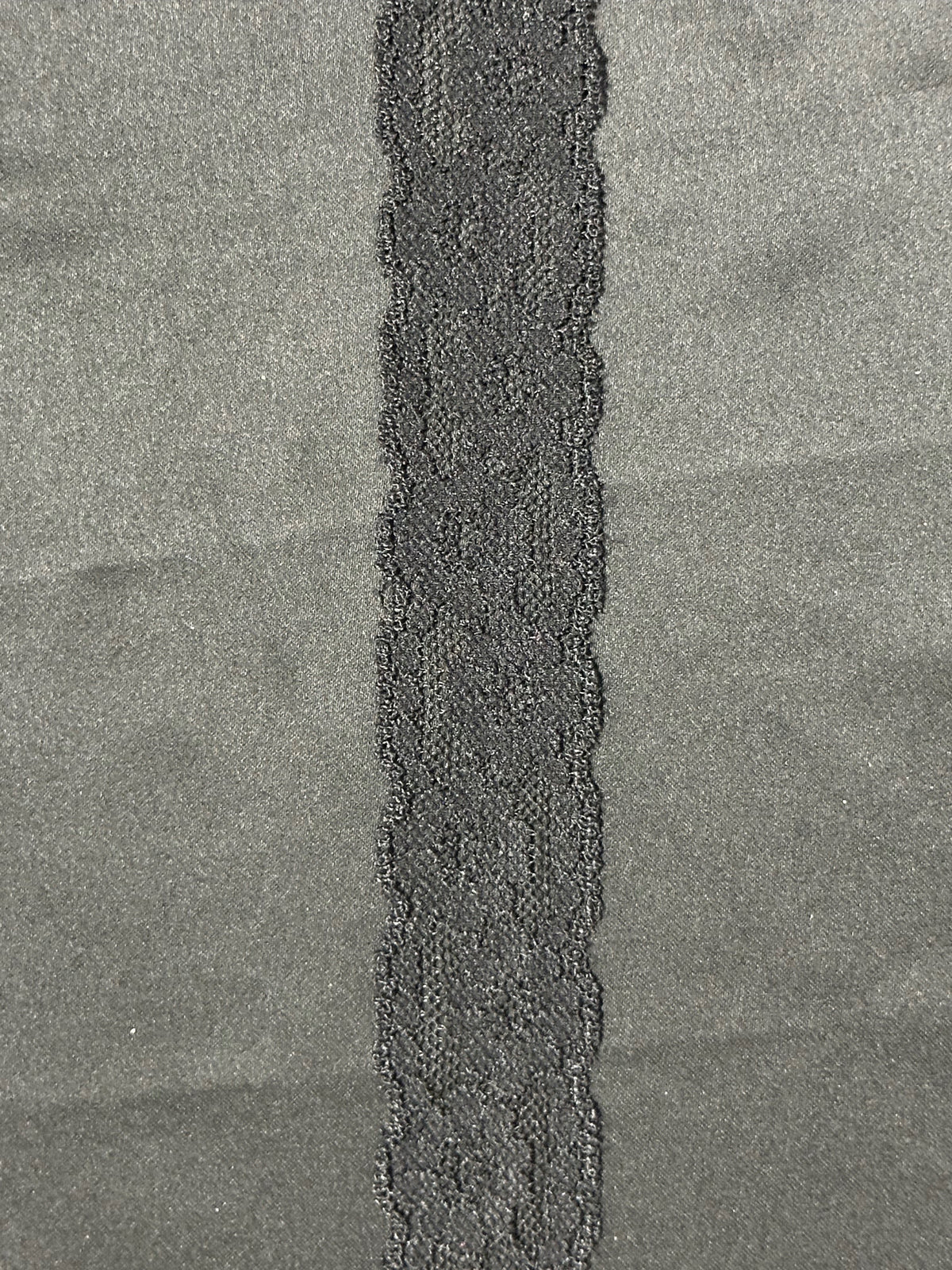 Bordure en dentelle noire - T 738 (CF)