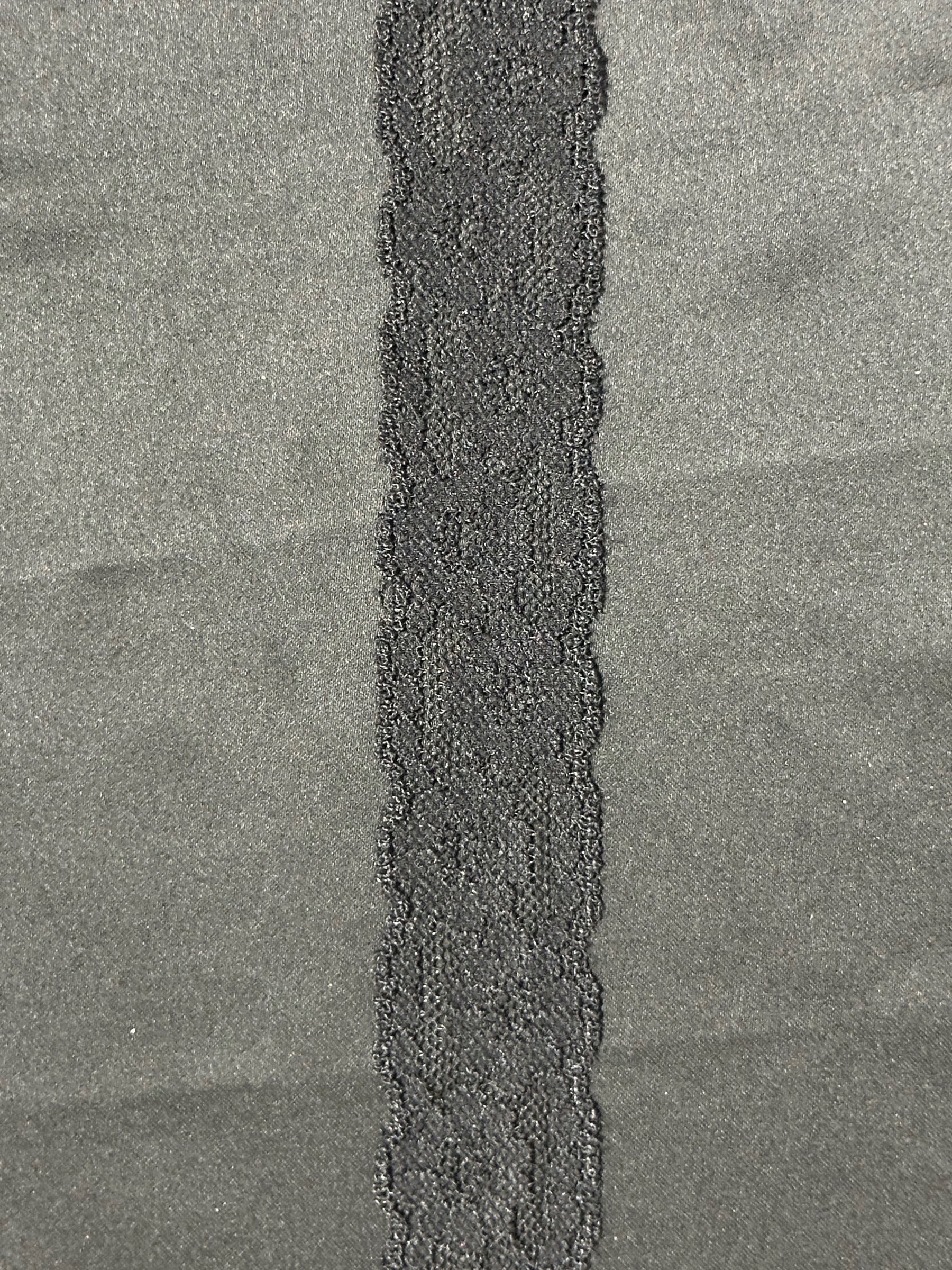 Bordure en dentelle noire - T 738 (CF)