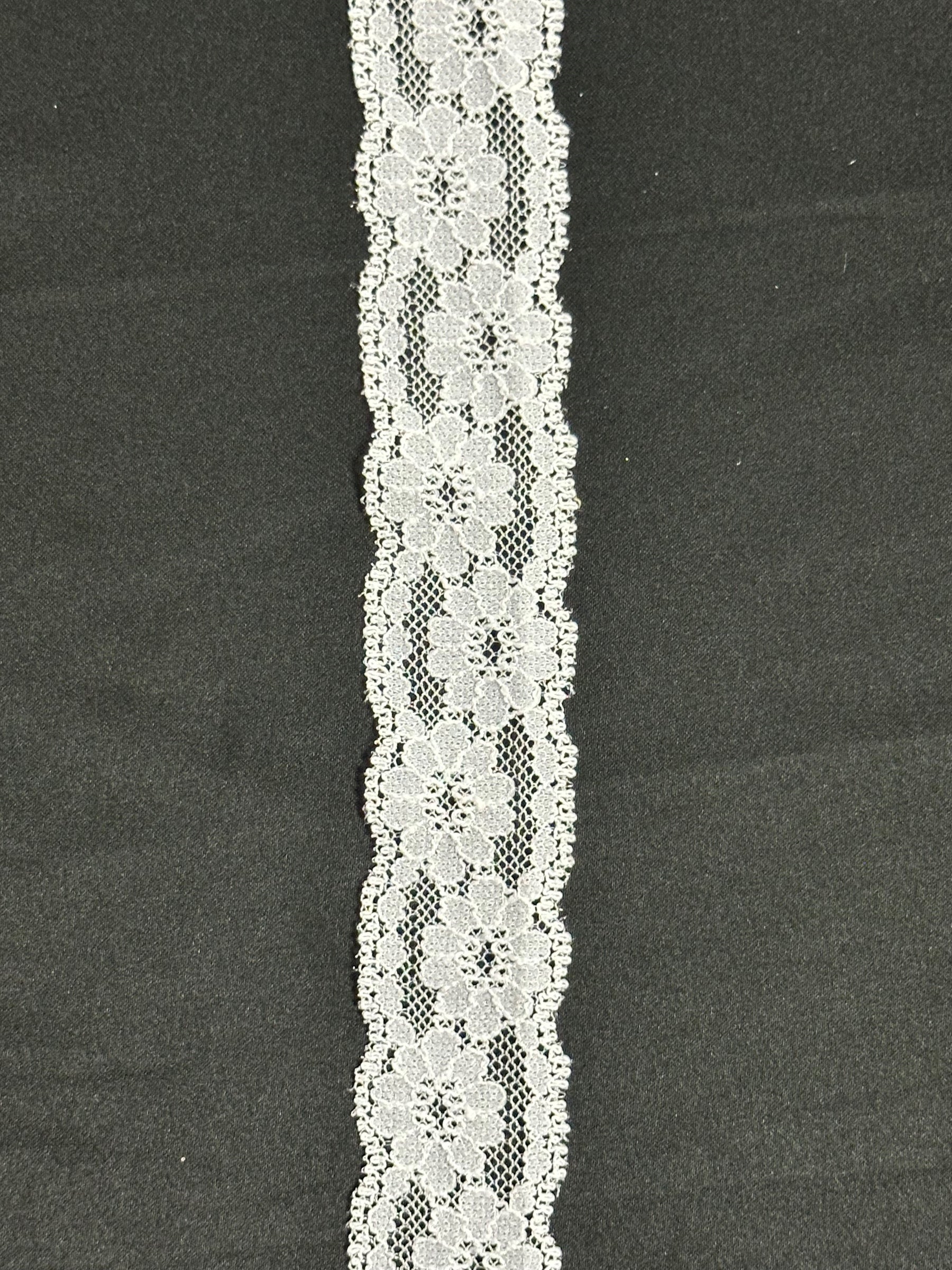 Bordure en dentelle blanche - T 738 (CF)