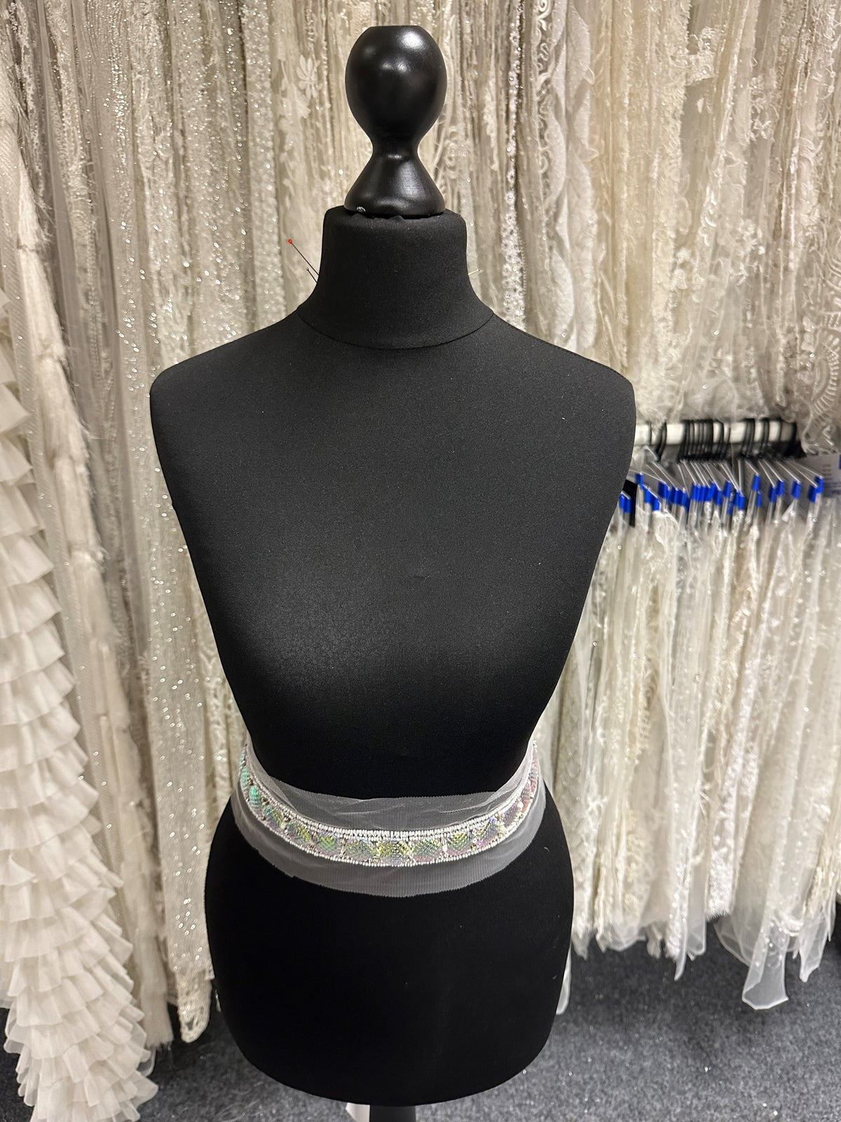 Garniture de robe irisée et nacrée - Testament