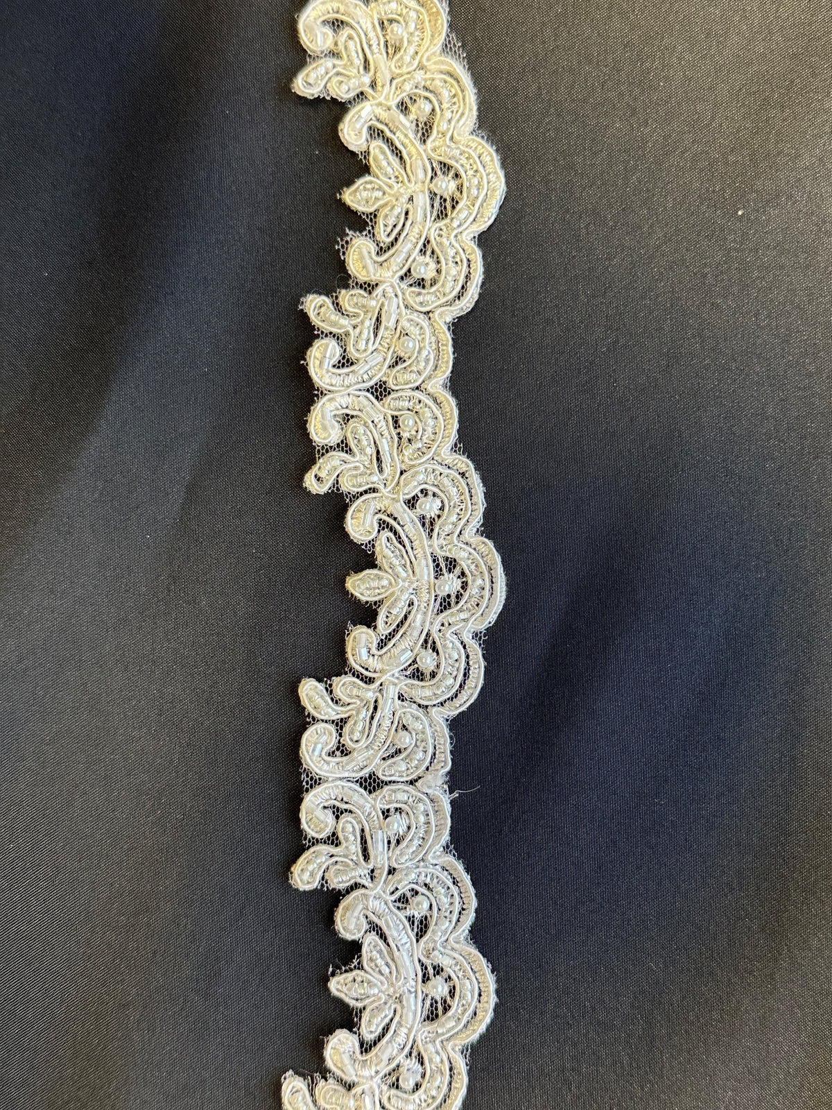 Garniture en cordon et perles ivoire – Hauts (CF)