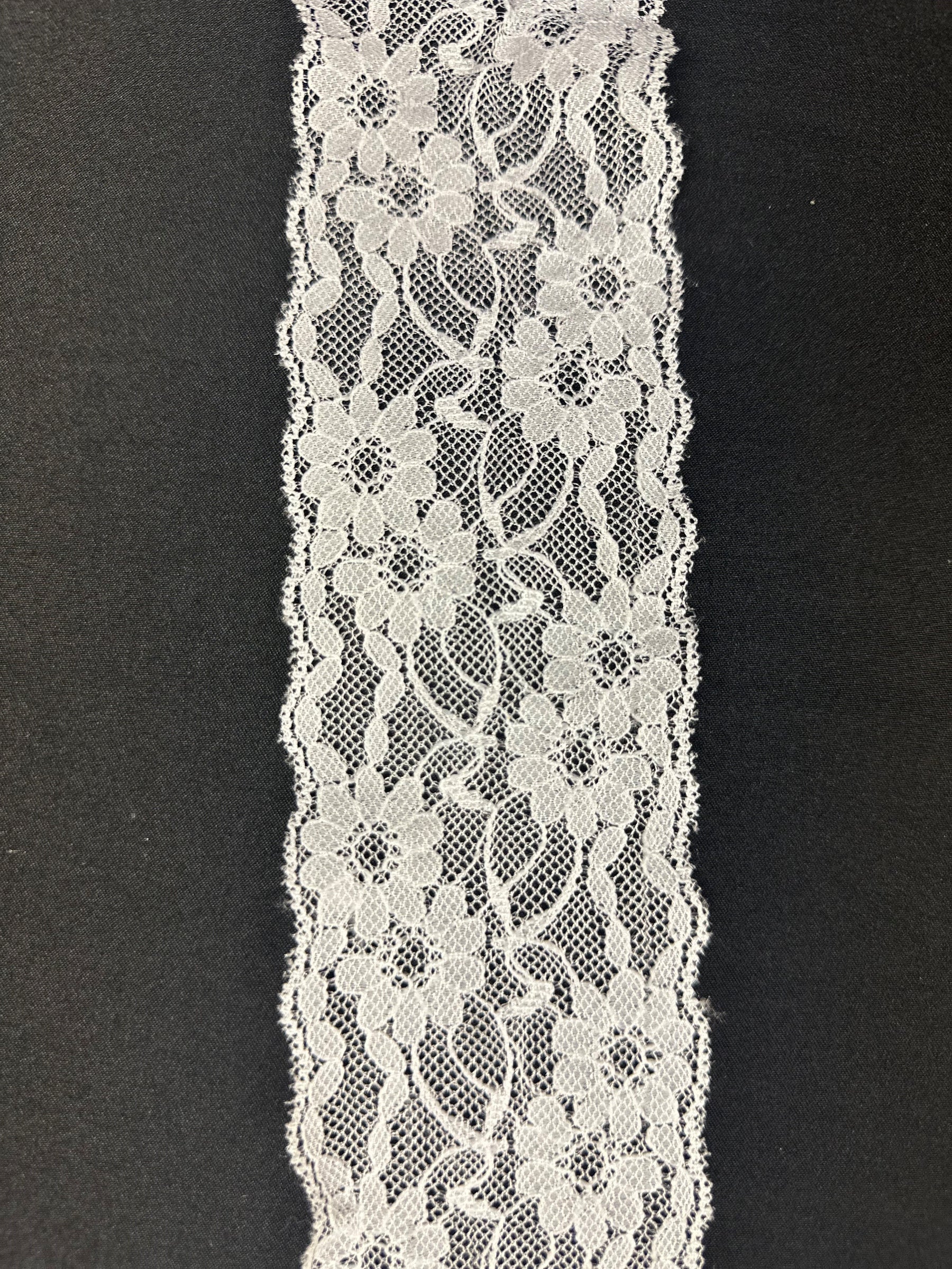 Bordure en dentelle blanche - T 739