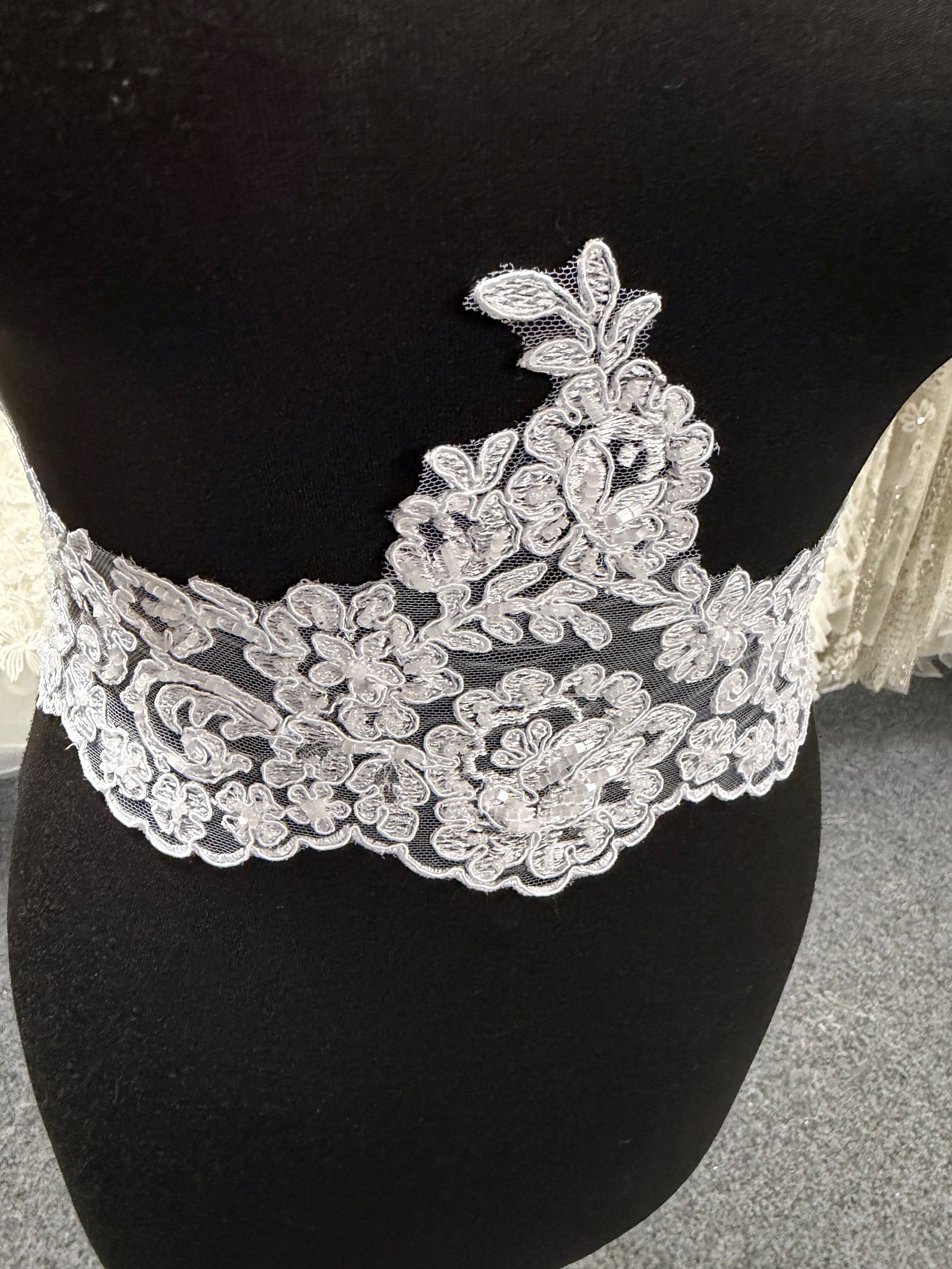 Bordure en dentelle perlée blanche - T226