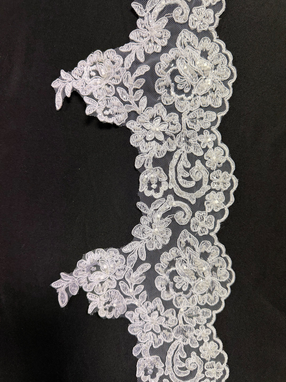 Bordure en dentelle perlée blanche - T226