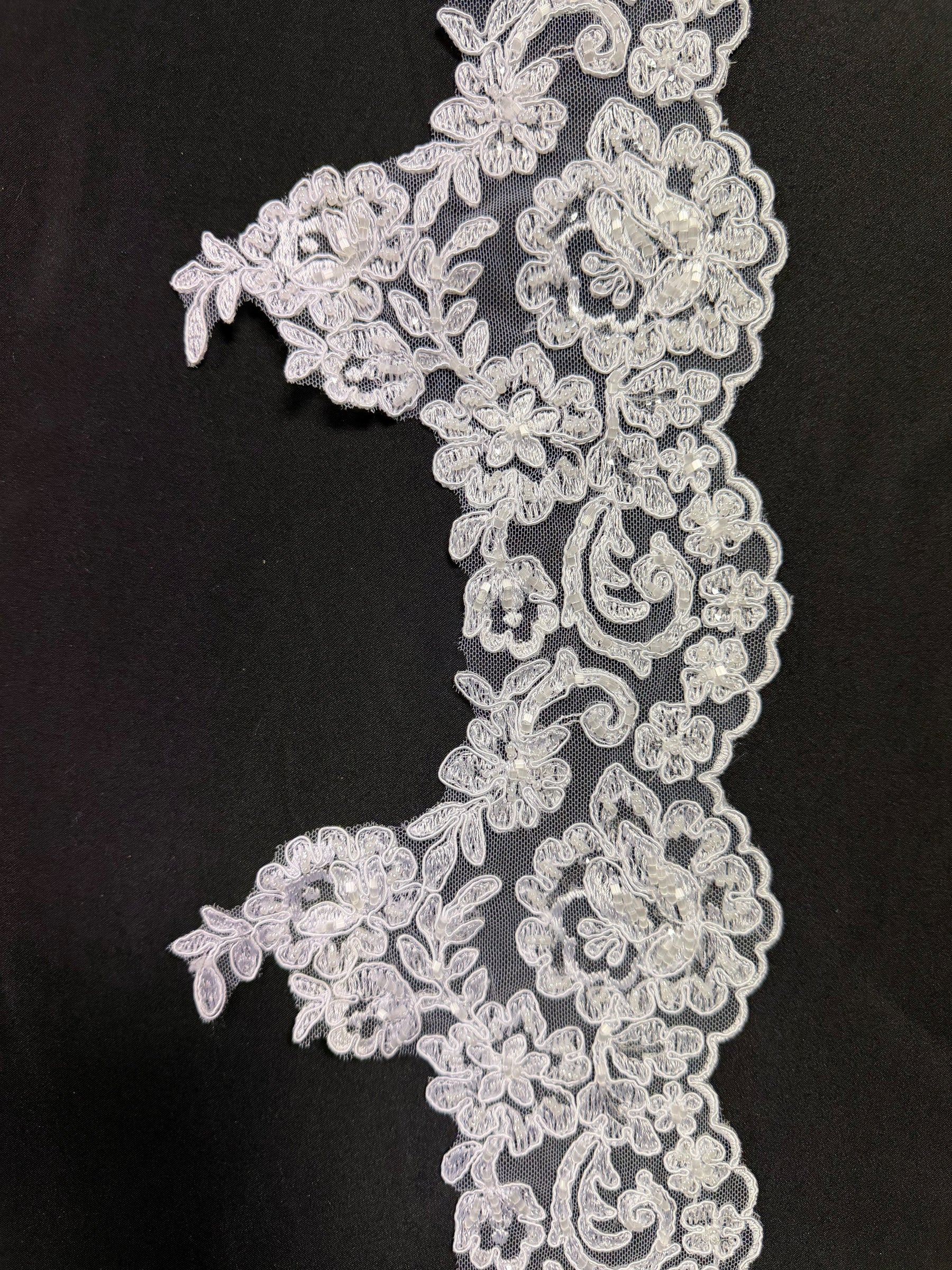 Bordure en dentelle perlée blanche - T226