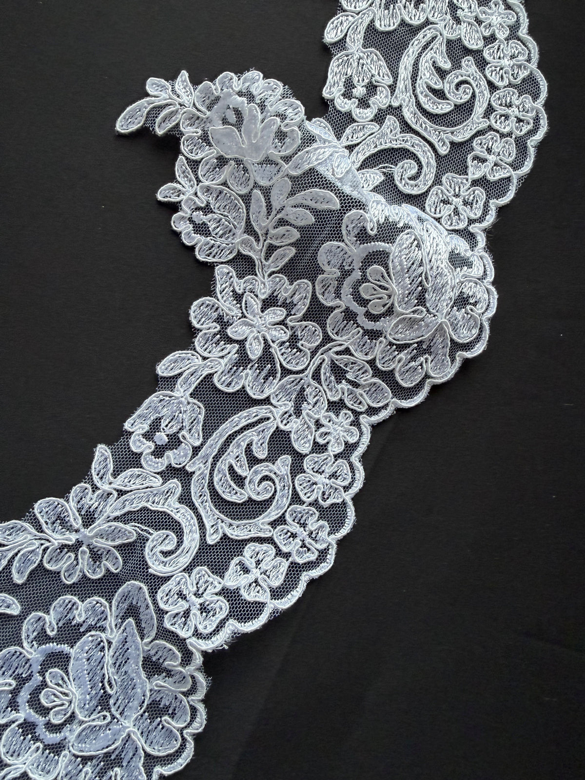 Bordure en dentelle blanche cordée - T226U