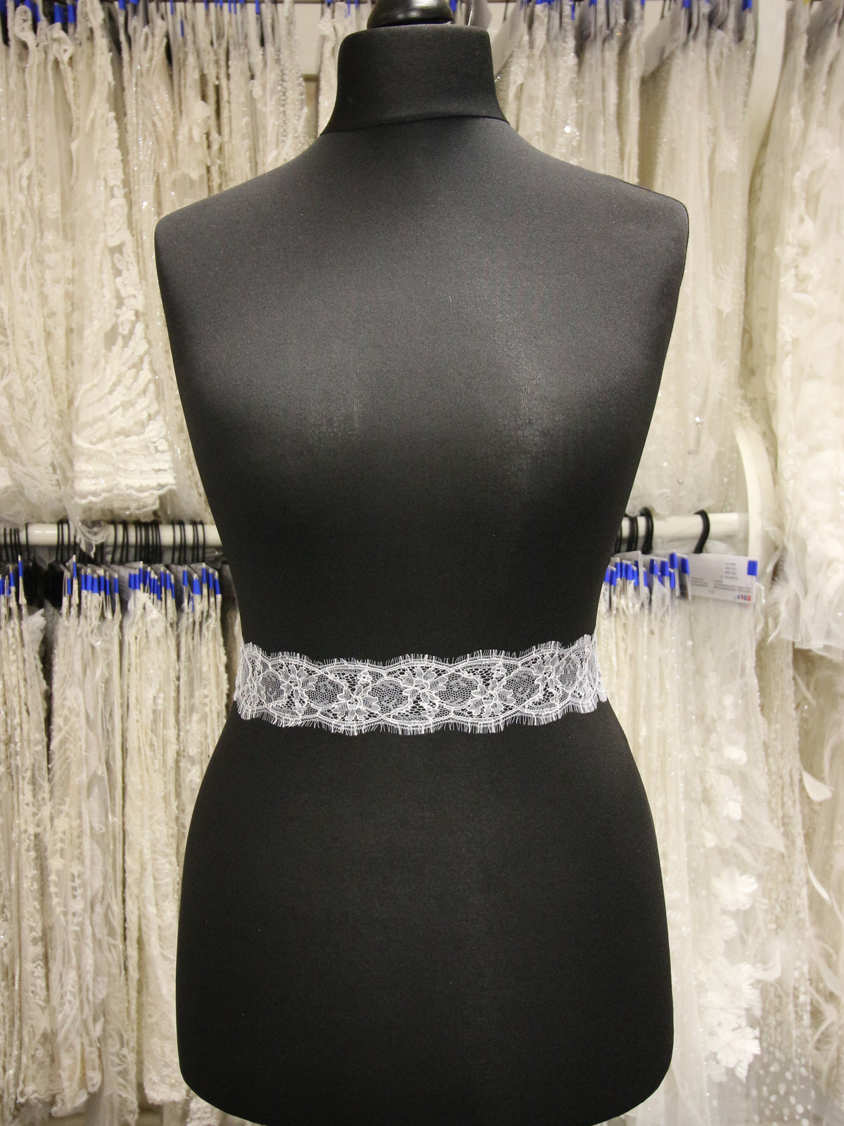Bordure en dentelle blanche chantilly - Yvette