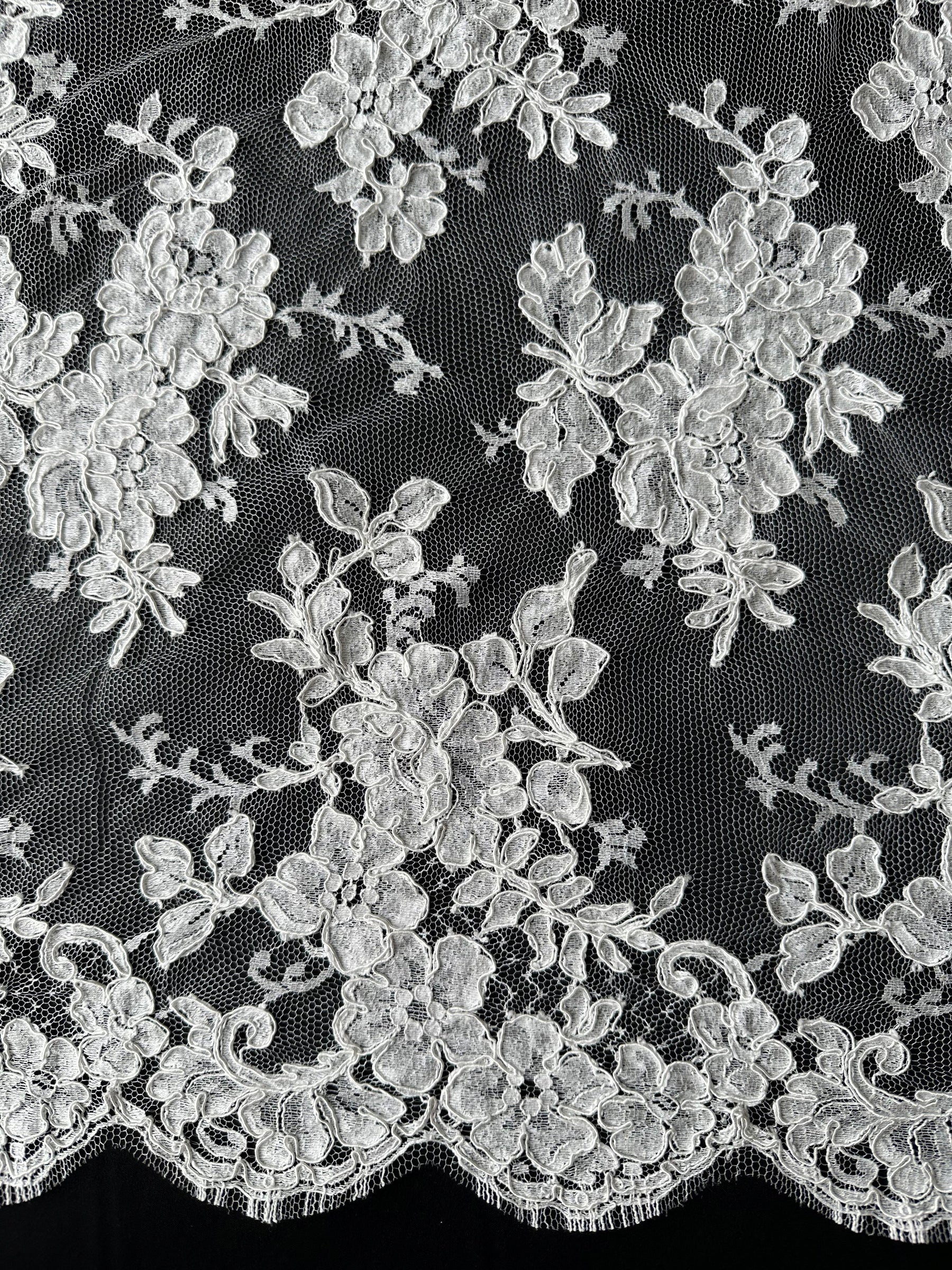 Dentelle Chantilly ivoire à cordon – Zetina