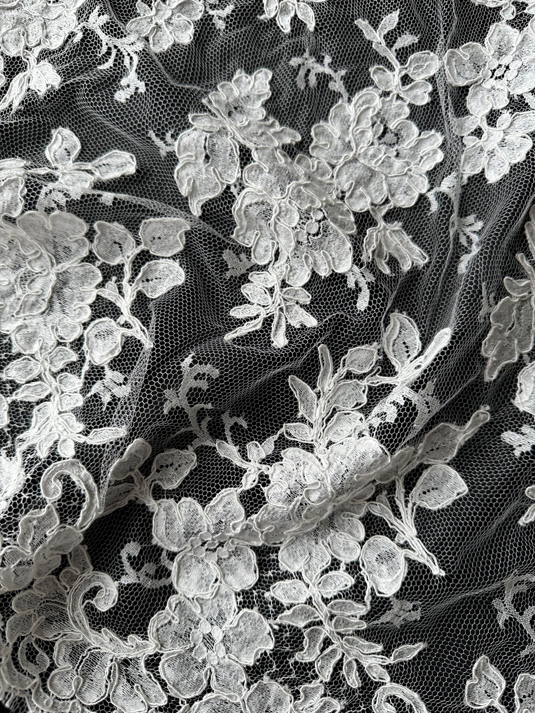 Dentelle Chantilly ivoire à cordon – Zetina