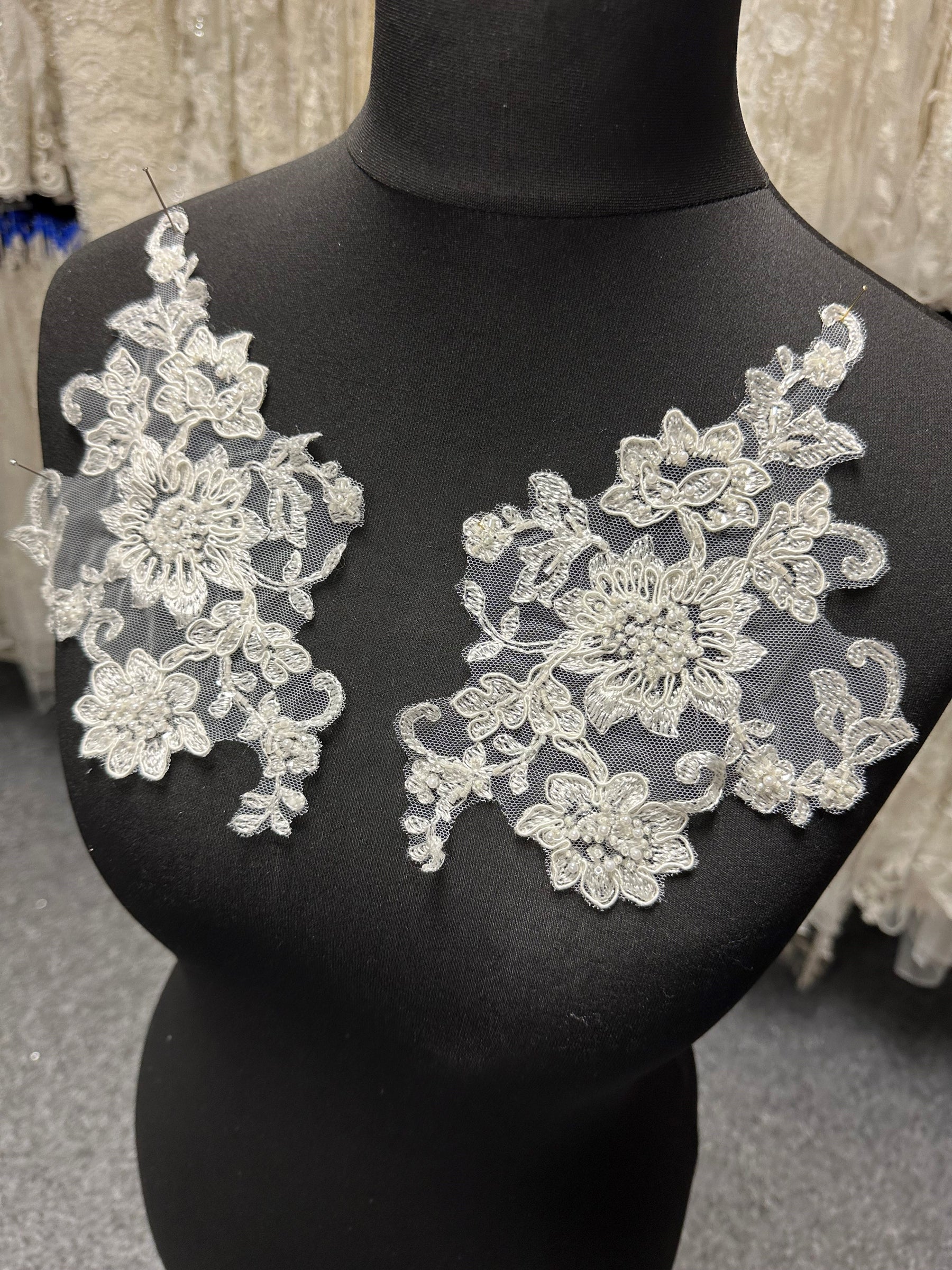 Appliques en dentelle ivoire perlée et cordée - Ziggourat