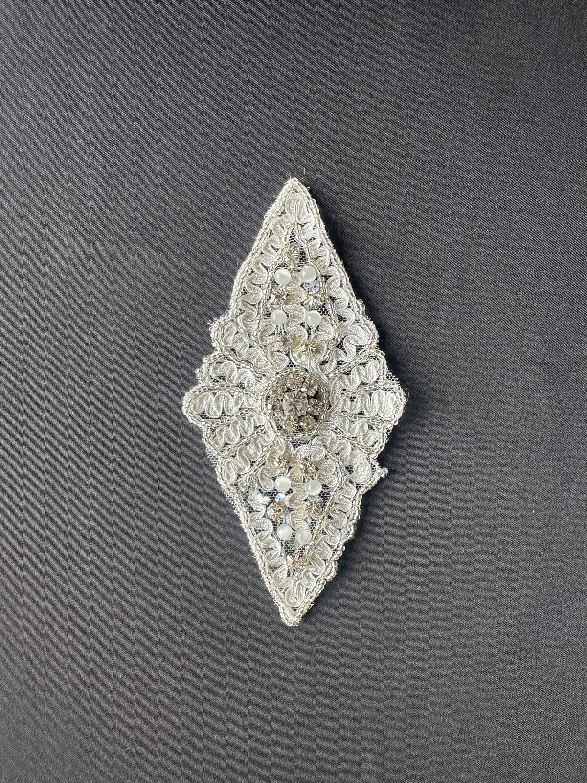 Applique en cristal brodée – Delphin