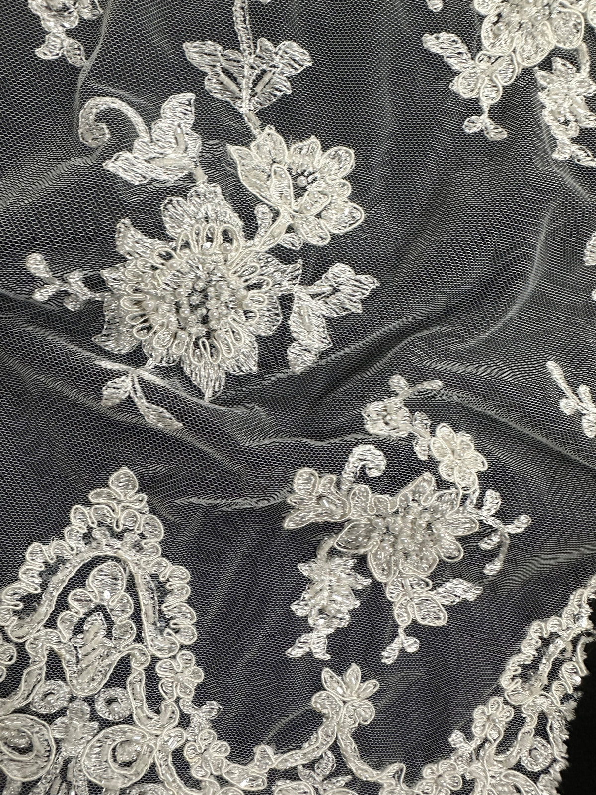 Dentelle ivoire perlée et cordée - Ziggurat (Dentelle CF Zara) 