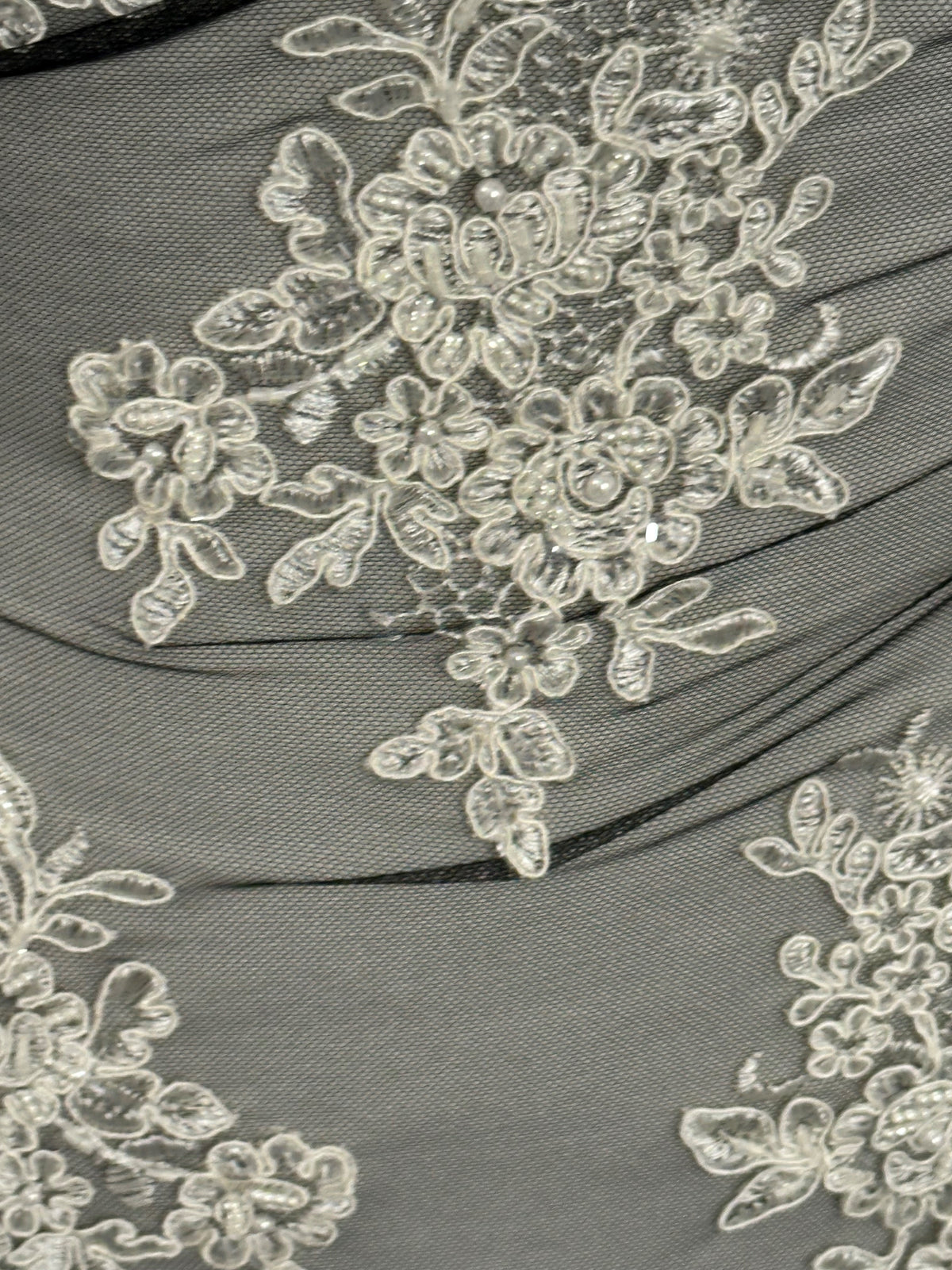 Broderie cordée ivoire sur dentelle noire - Salty (CF Sarina)