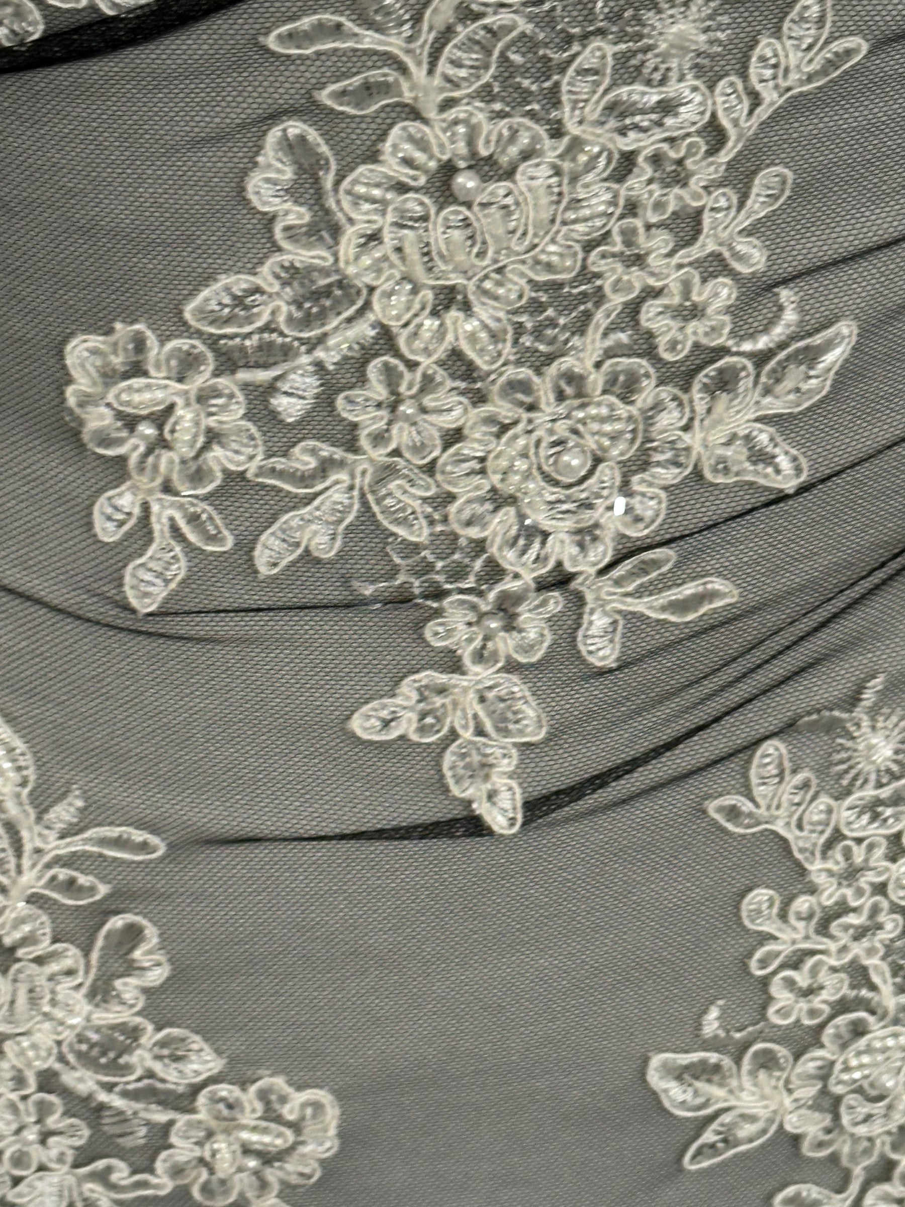 Broderie cordée ivoire sur dentelle noire - Salty (CF Sarina)