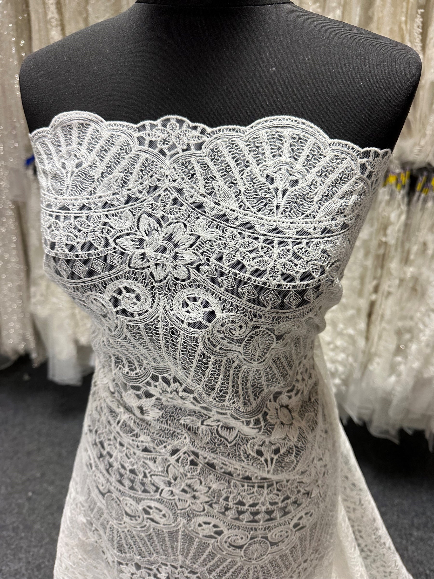 Dentelle brodée ivoire - Tremendo