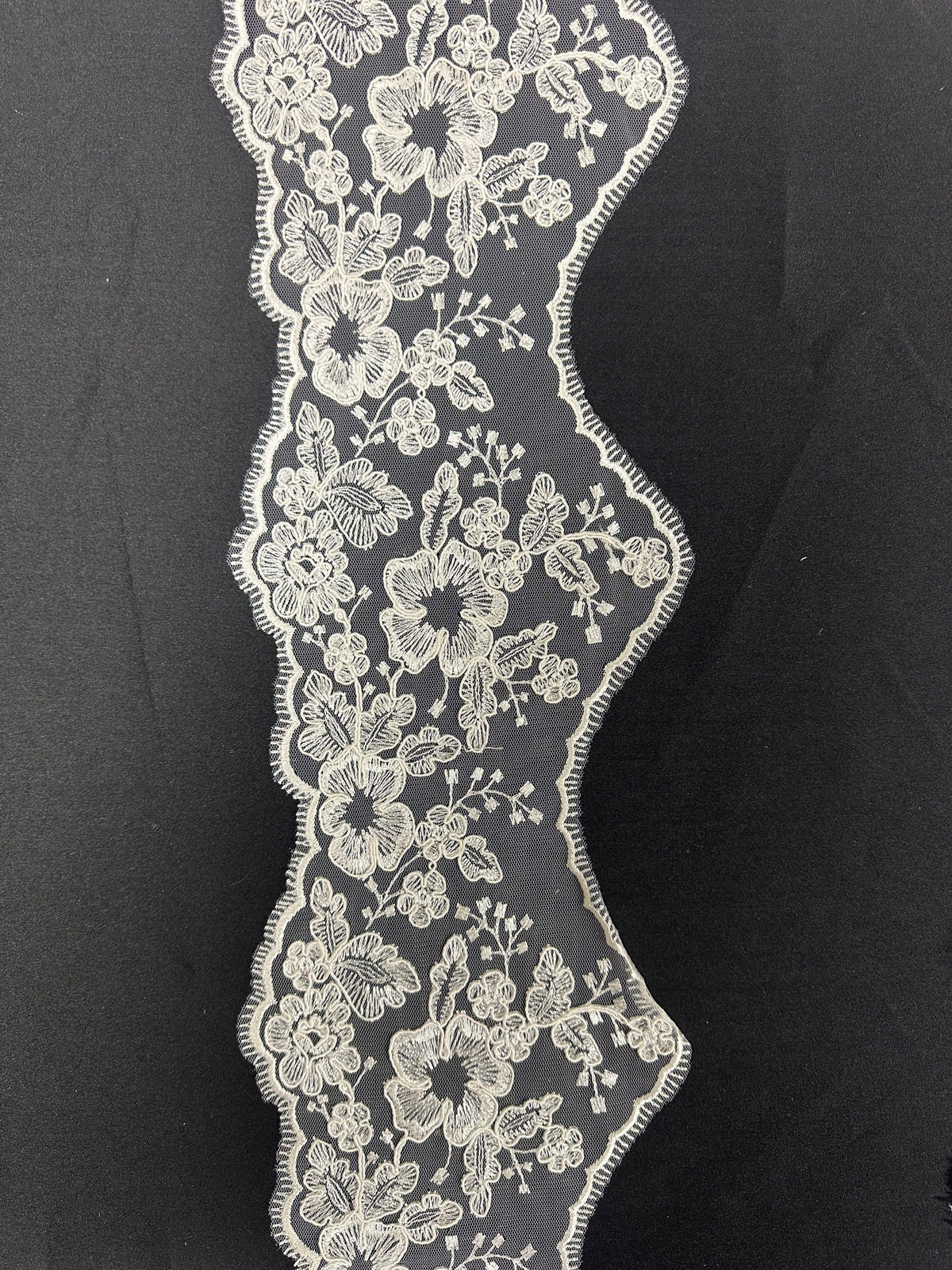 Bordure en dentelle ivoire cordée - Bluebell
