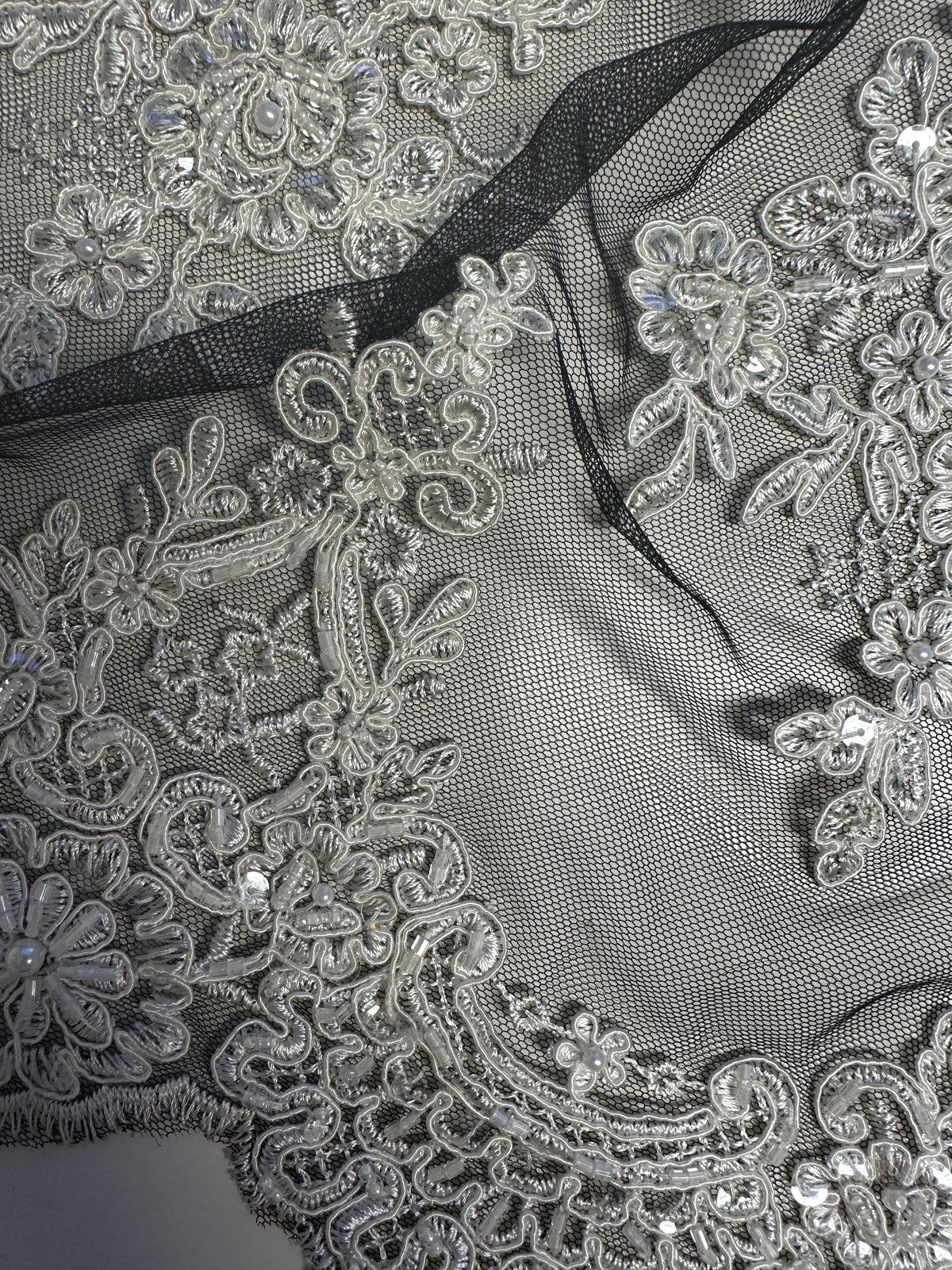 Broderie cordée ivoire sur dentelle noire - Salty (CF Sarina)