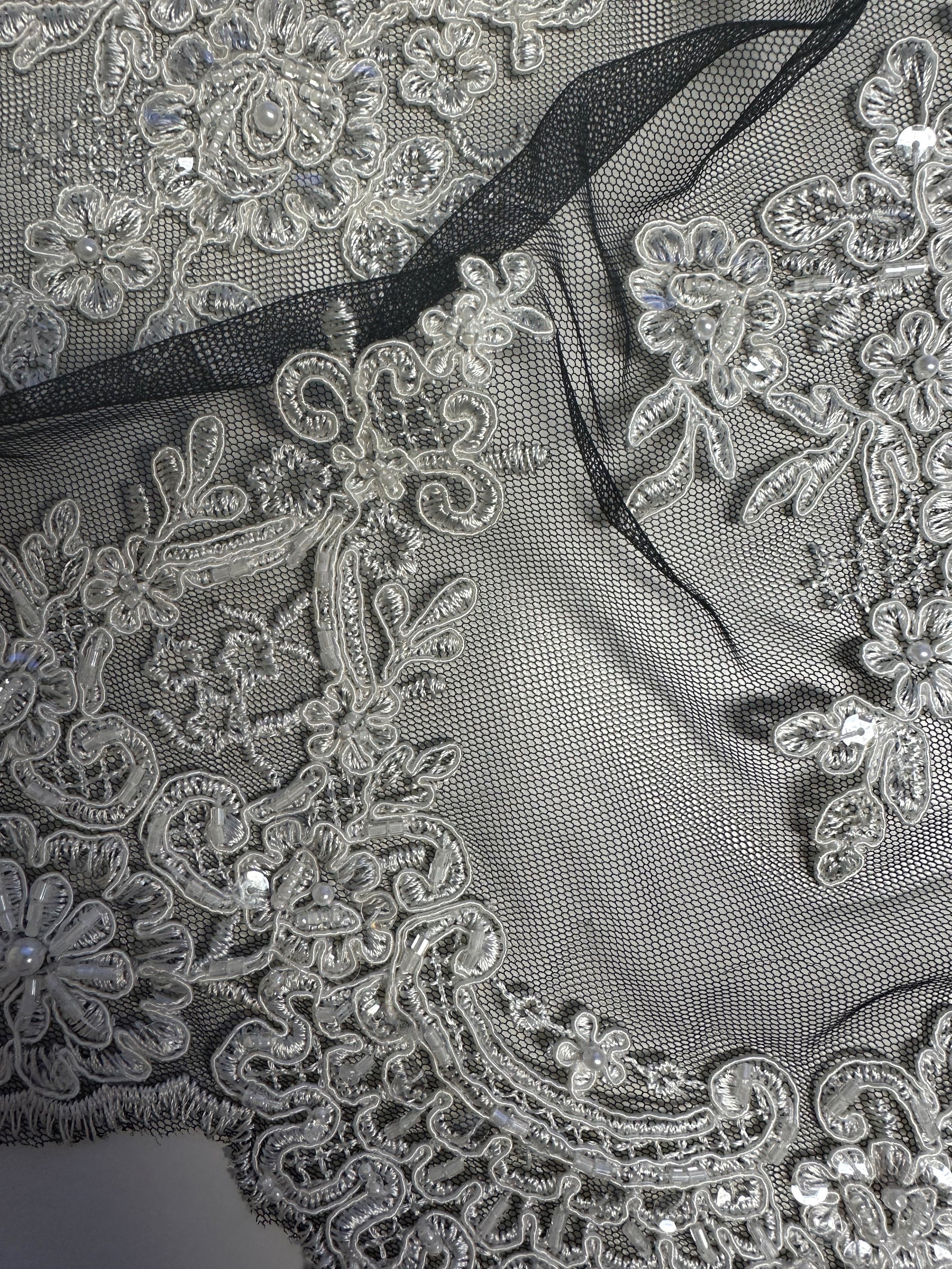 Broderie cordée ivoire sur dentelle noire - Salty (CF Sarina)