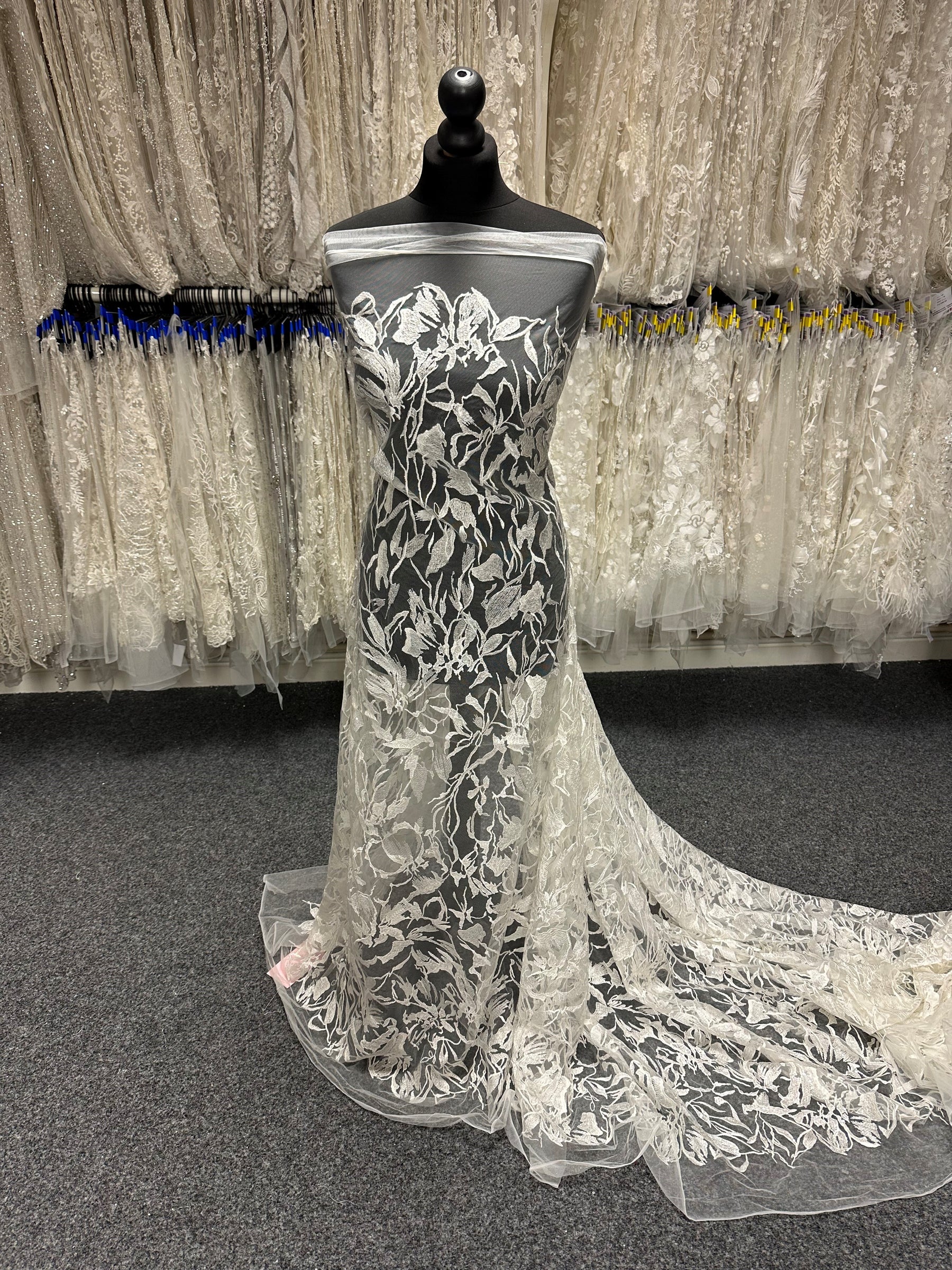 Dentelle brodée ornée de sequins ivoire - Kiora