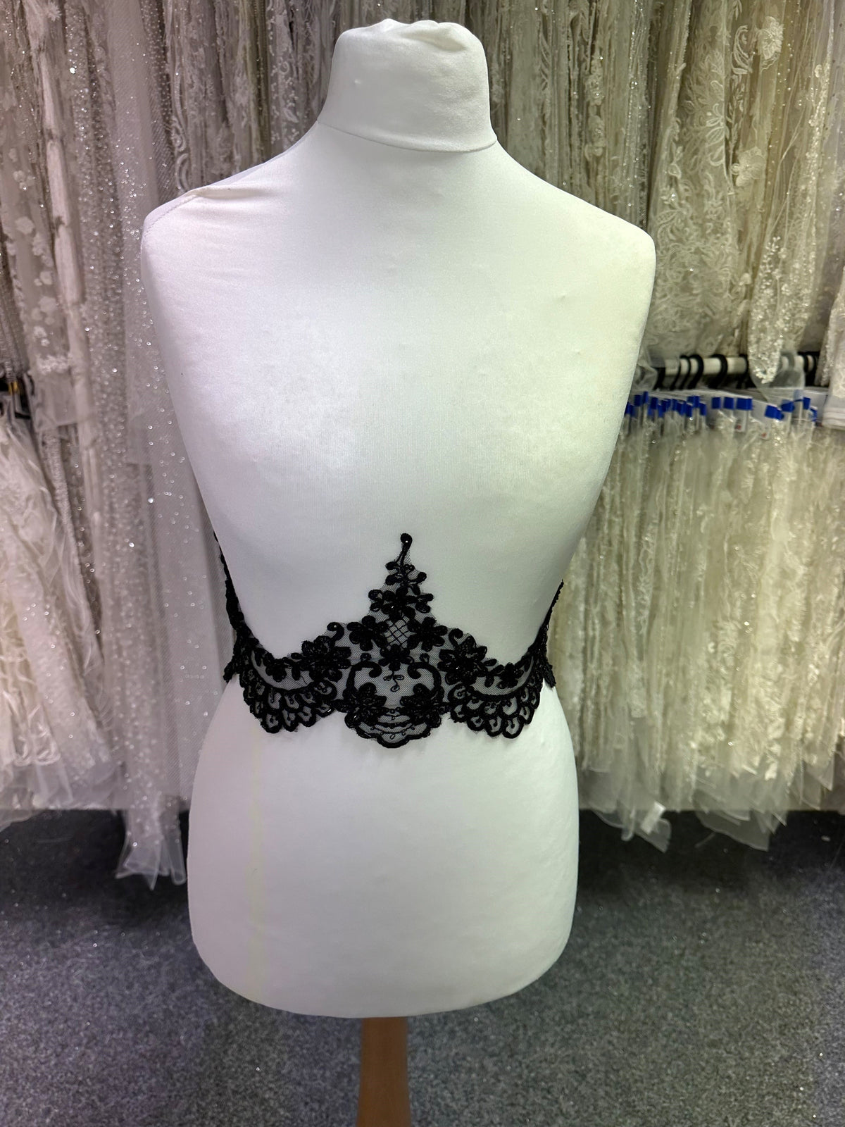 Bordure en dentelle noire - Alexandra.