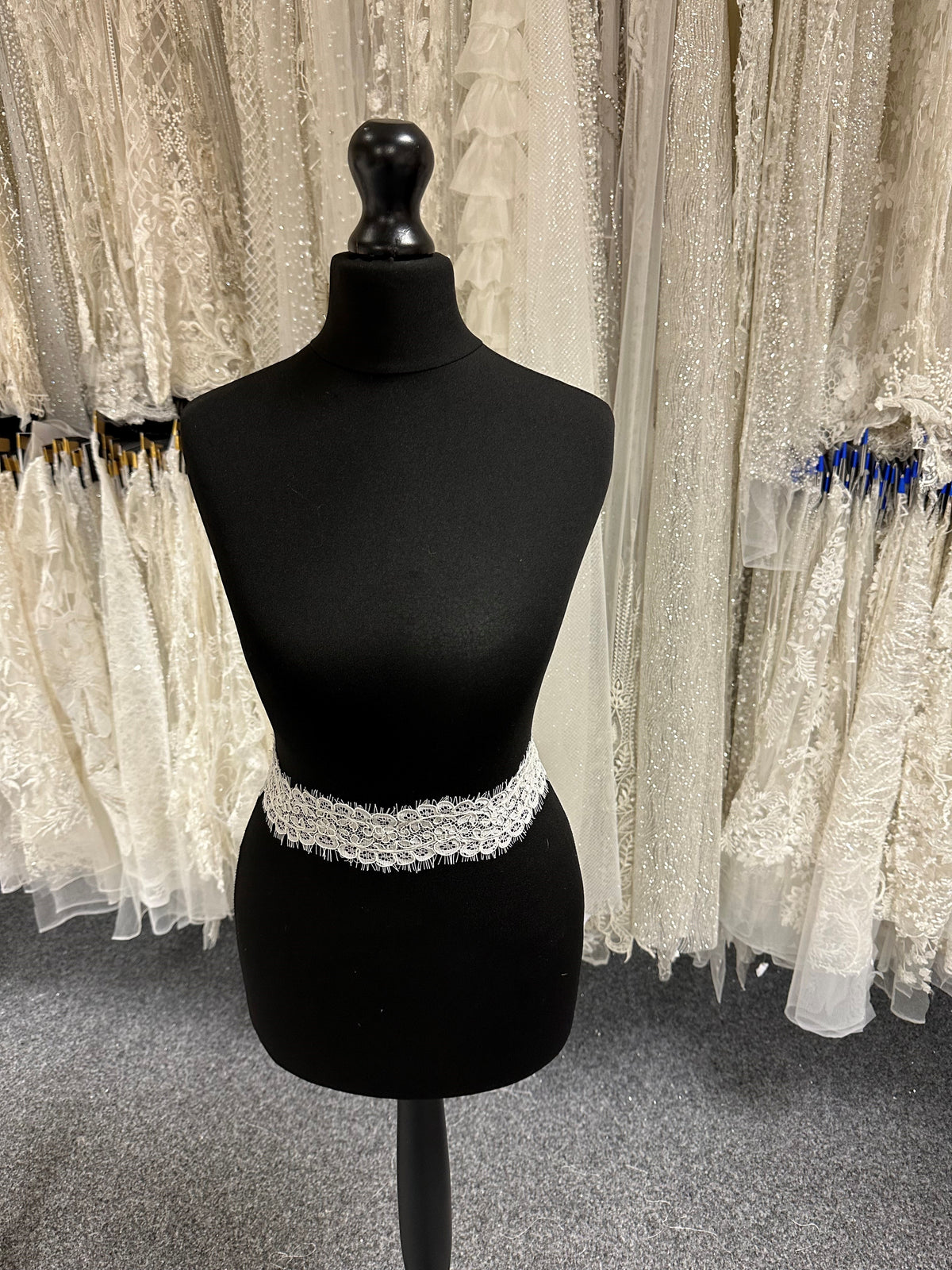 Bordure en dentelle Raschel ivoire - TR 1108