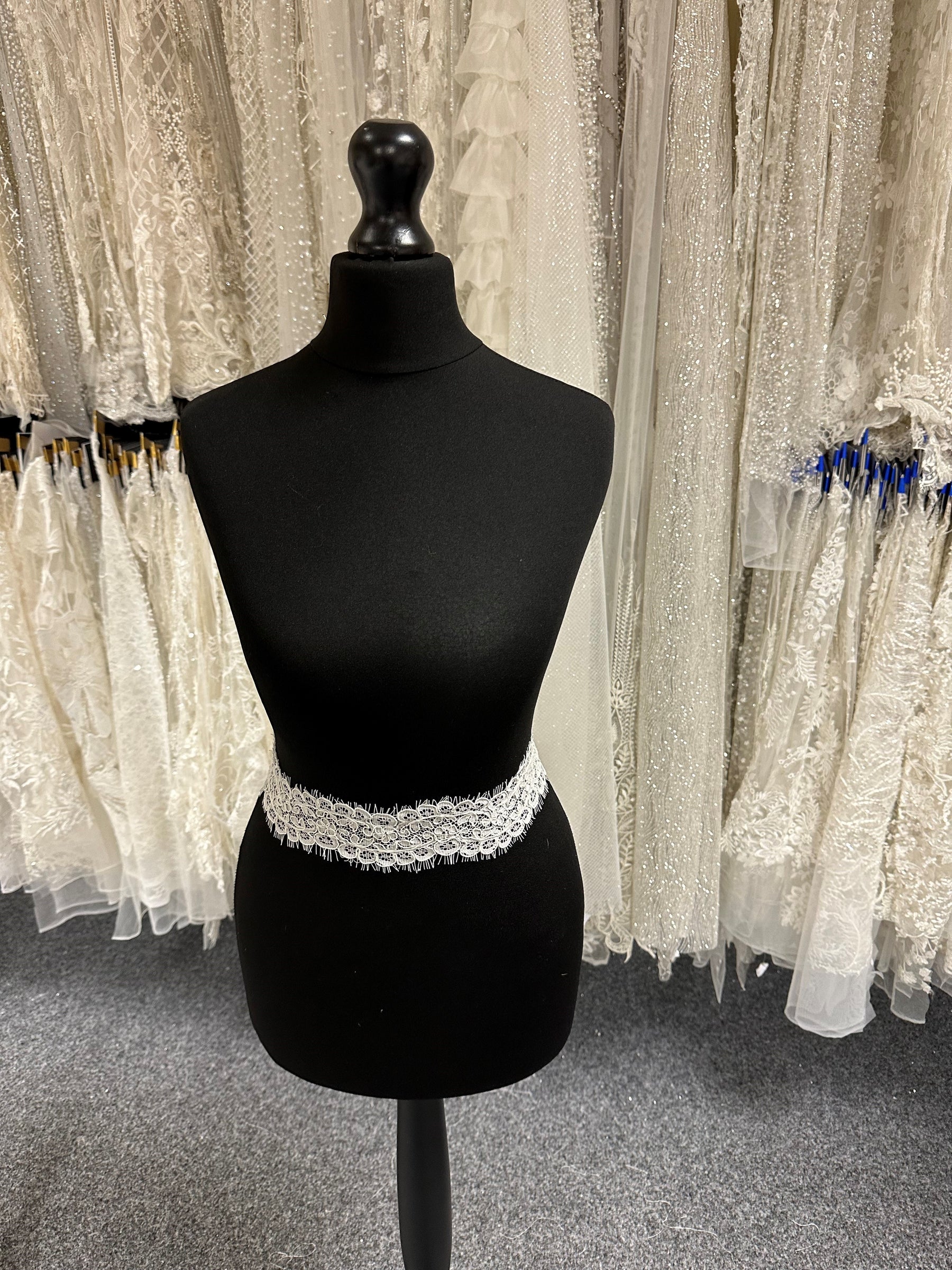 Bordure en dentelle Raschel ivoire - TR 1108